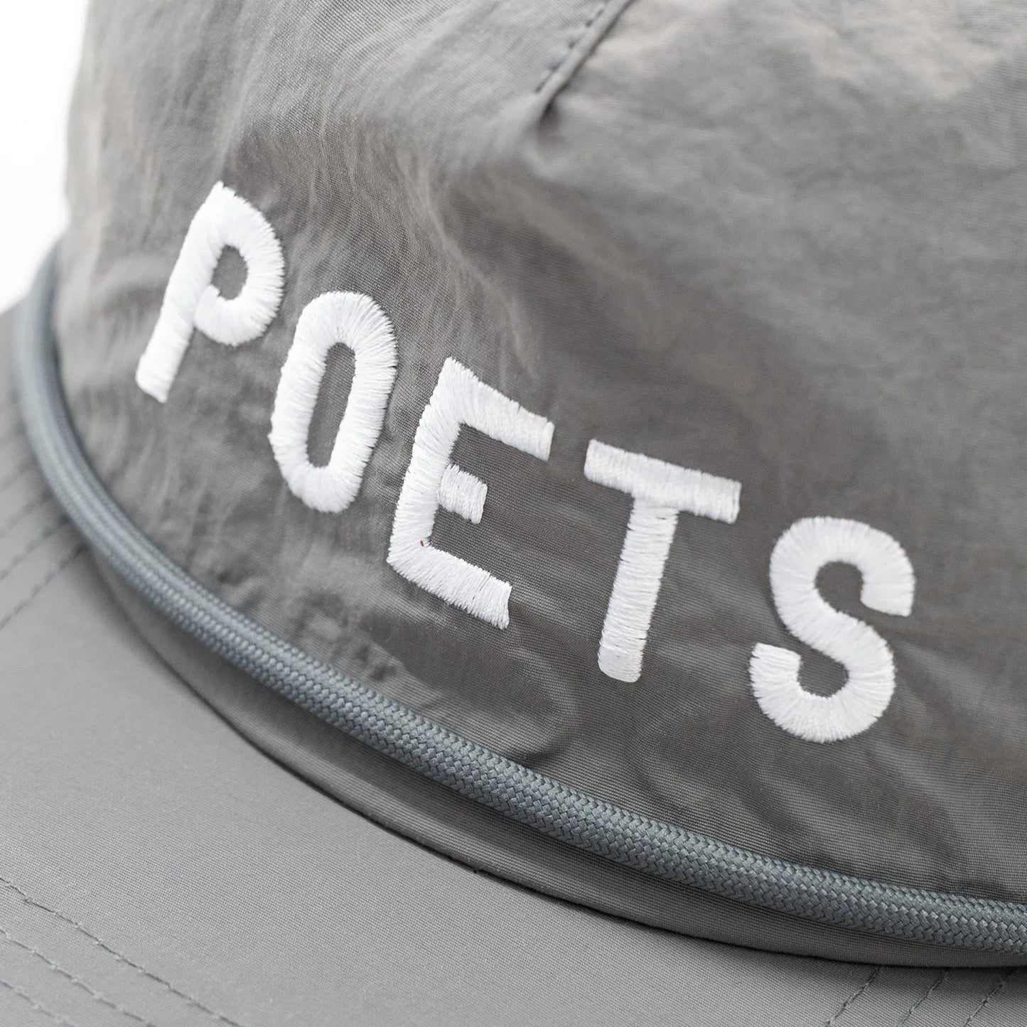 フロントに刺繍ロゴが入ったPOETS(ポエッツ)のナイロンキャップ「CAPPY CAP」のGREYカラーのフロントデザインの写真