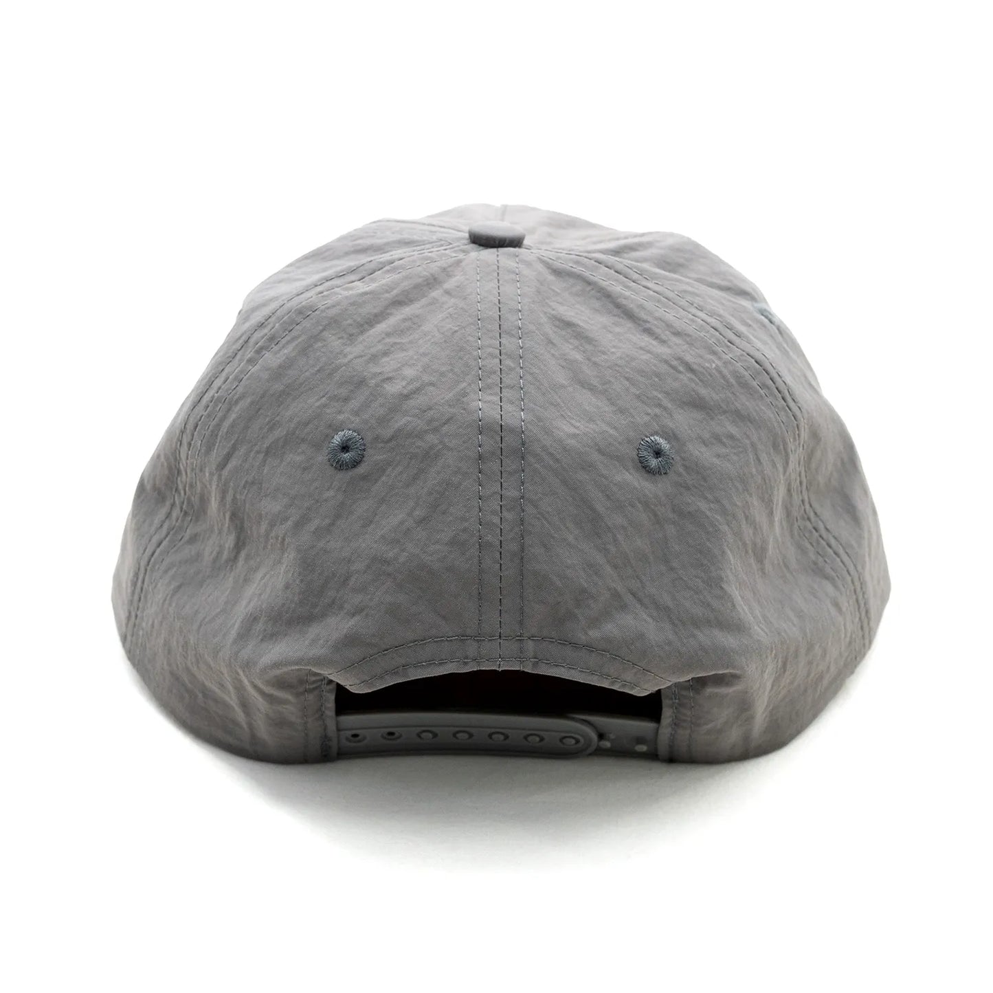フロントに刺繍ロゴが入ったPOETS(ポエッツ)のナイロンキャップ「CAPPY CAP」のGREYカラーの背面からの商品写真