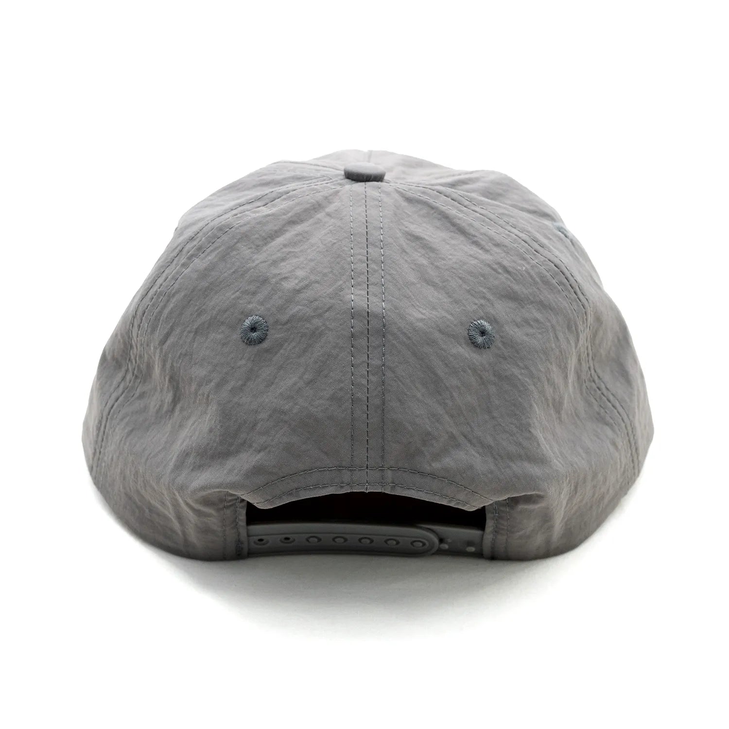 フロントに刺繍ロゴが入ったPOETS(ポエッツ)のナイロンキャップ「CAPPY CAP」のGREYカラーの背面からの商品写真