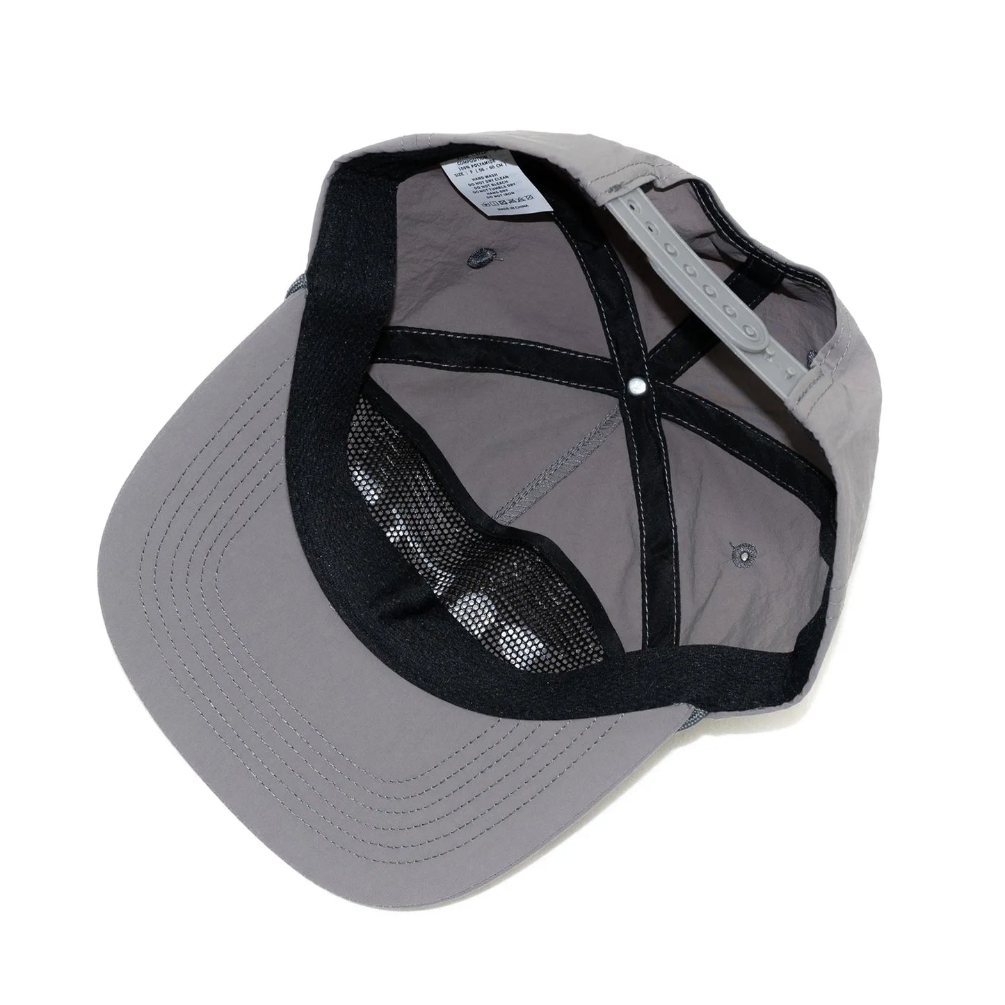 フロントに刺繍ロゴが入ったPOETS(ポエッツ)のナイロンキャップ「CAPPY CAP」のGREYカラーの被り口の写真