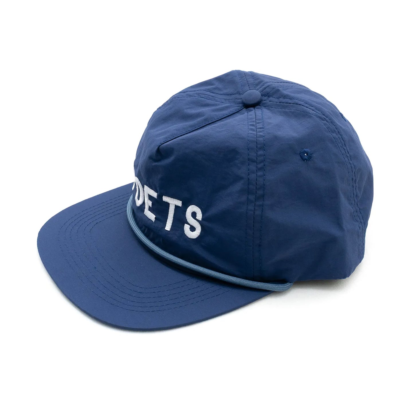 フロントに刺繍ロゴが入ったPOETS(ポエッツ)のナイロンキャップ「CAPPY CAP」のNAVYカラーの左斜め手前からの商品写真