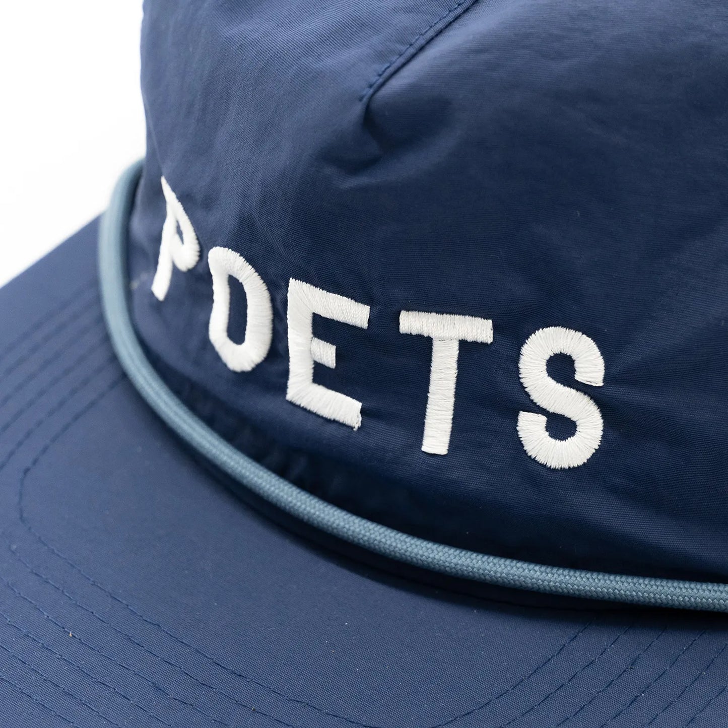 フロントに刺繍ロゴが入ったPOETS(ポエッツ)のナイロンキャップ「CAPPY CAP」のNAVYカラーのフロントデザインの写真