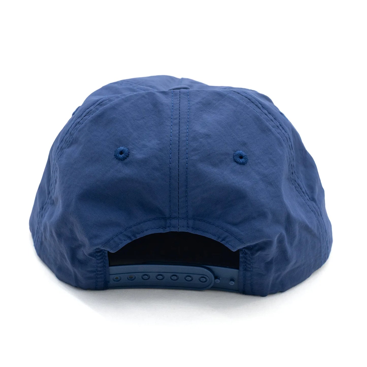 フロントに刺繍ロゴが入ったPOETS(ポエッツ)のナイロンキャップ「CAPPY CAP」のNAVYカラーの背面からの商品写真