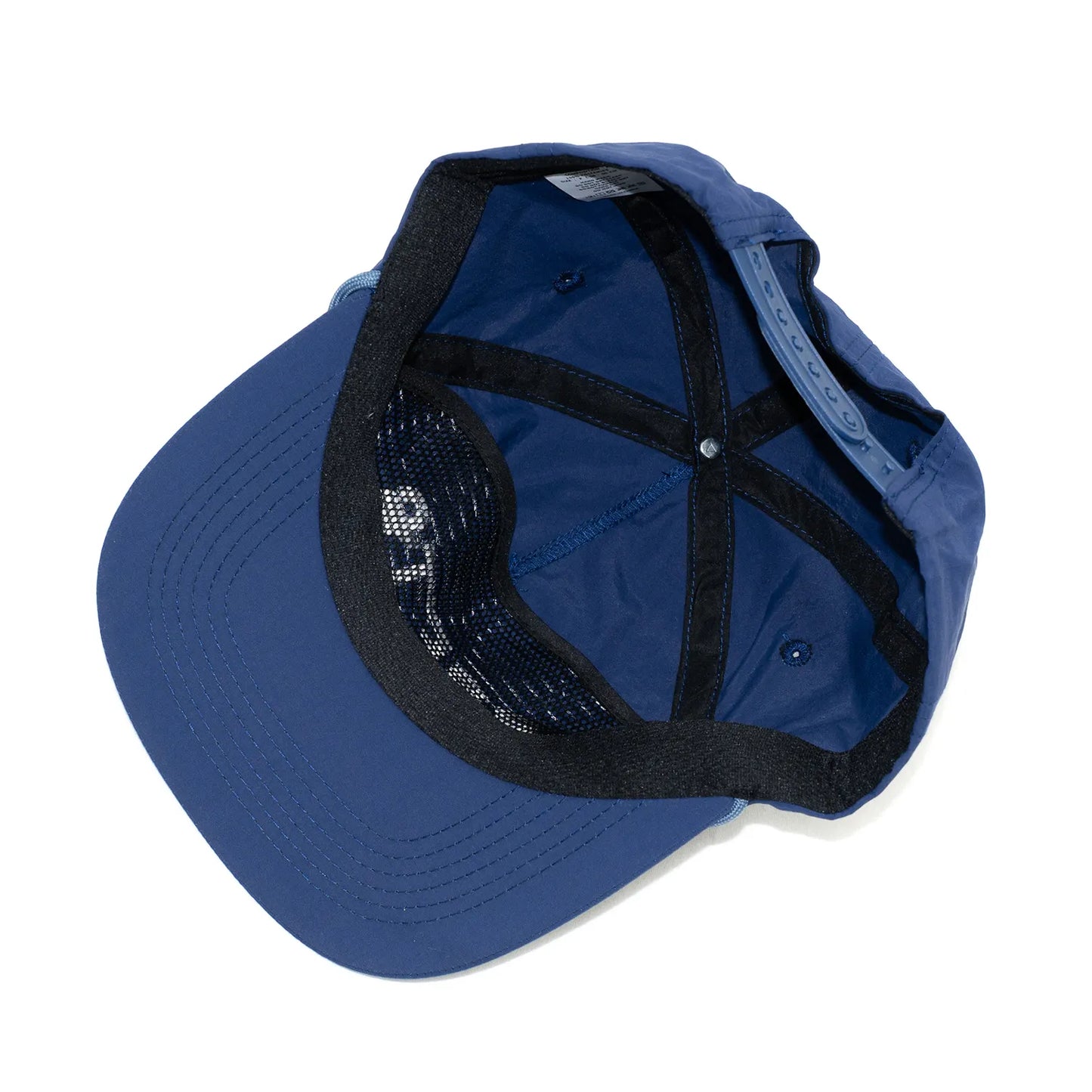 フロントに刺繍ロゴが入ったPOETS(ポエッツ)のナイロンキャップ「CAPPY CAP」のNAVYカラーの被り口の写真