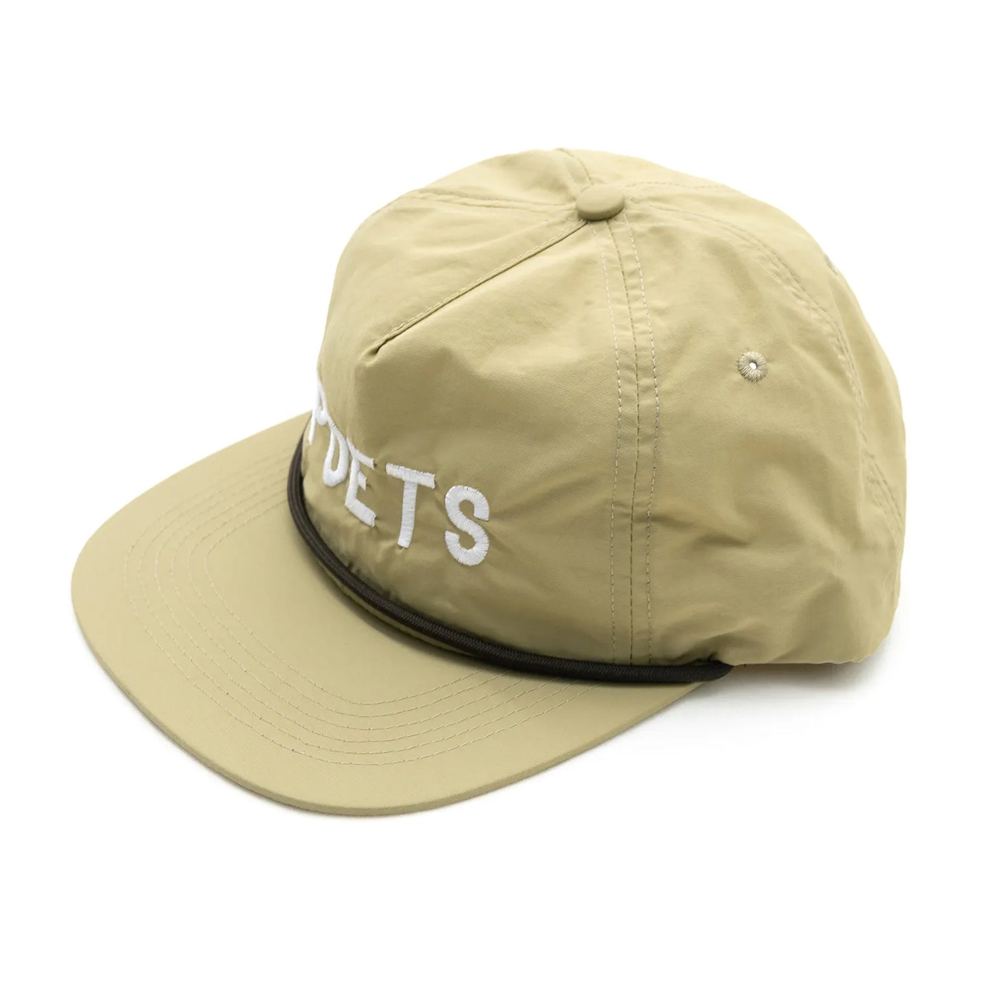 フロントに刺繍ロゴが入ったPOETS(ポエッツ)のナイロンキャップ「CAPPY CAP」のTANカラーの左斜め手前からの商品写真