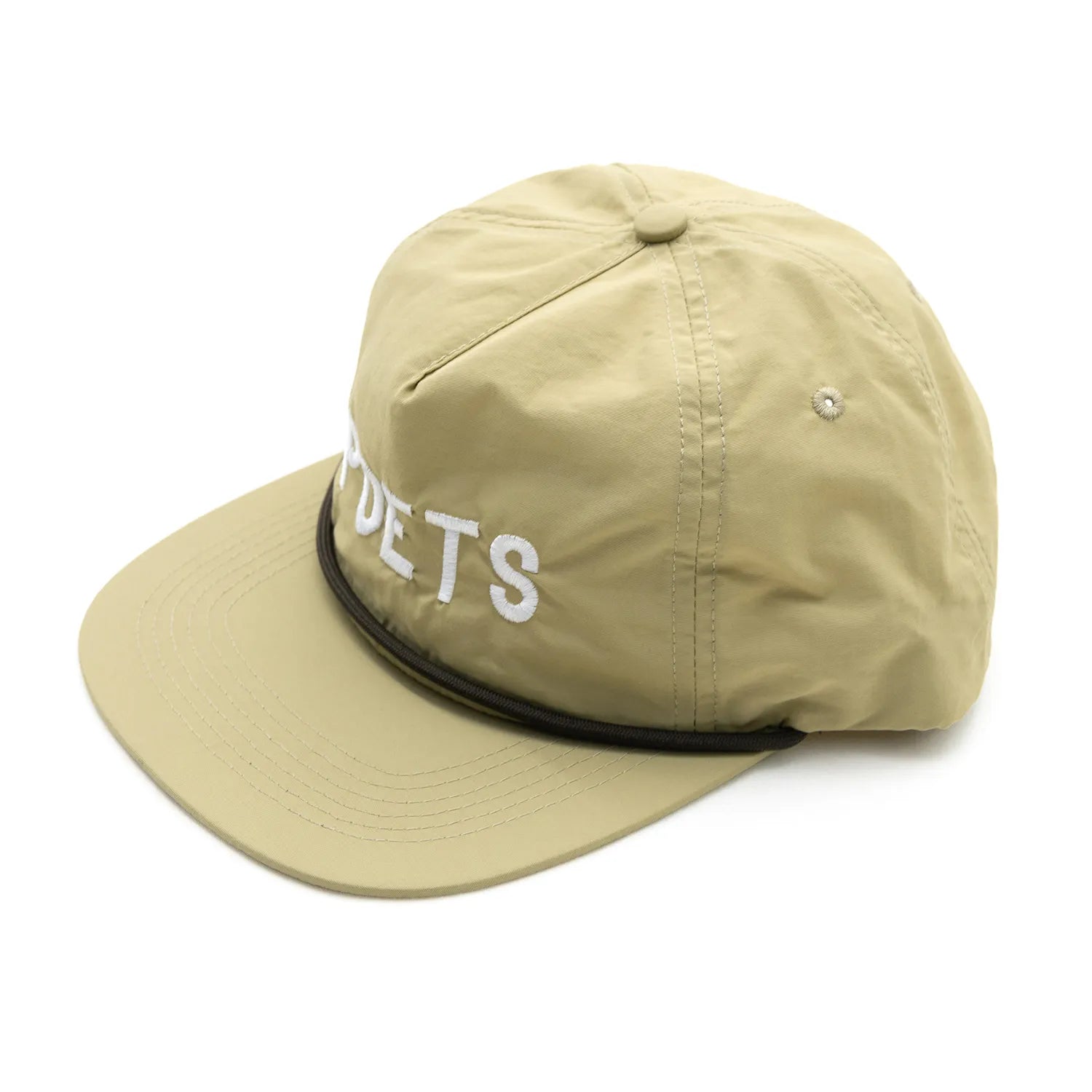 フロントに刺繍ロゴが入ったPOETS(ポエッツ)のナイロンキャップ「CAPPY CAP」のTANカラーの左斜め手前からの商品写真