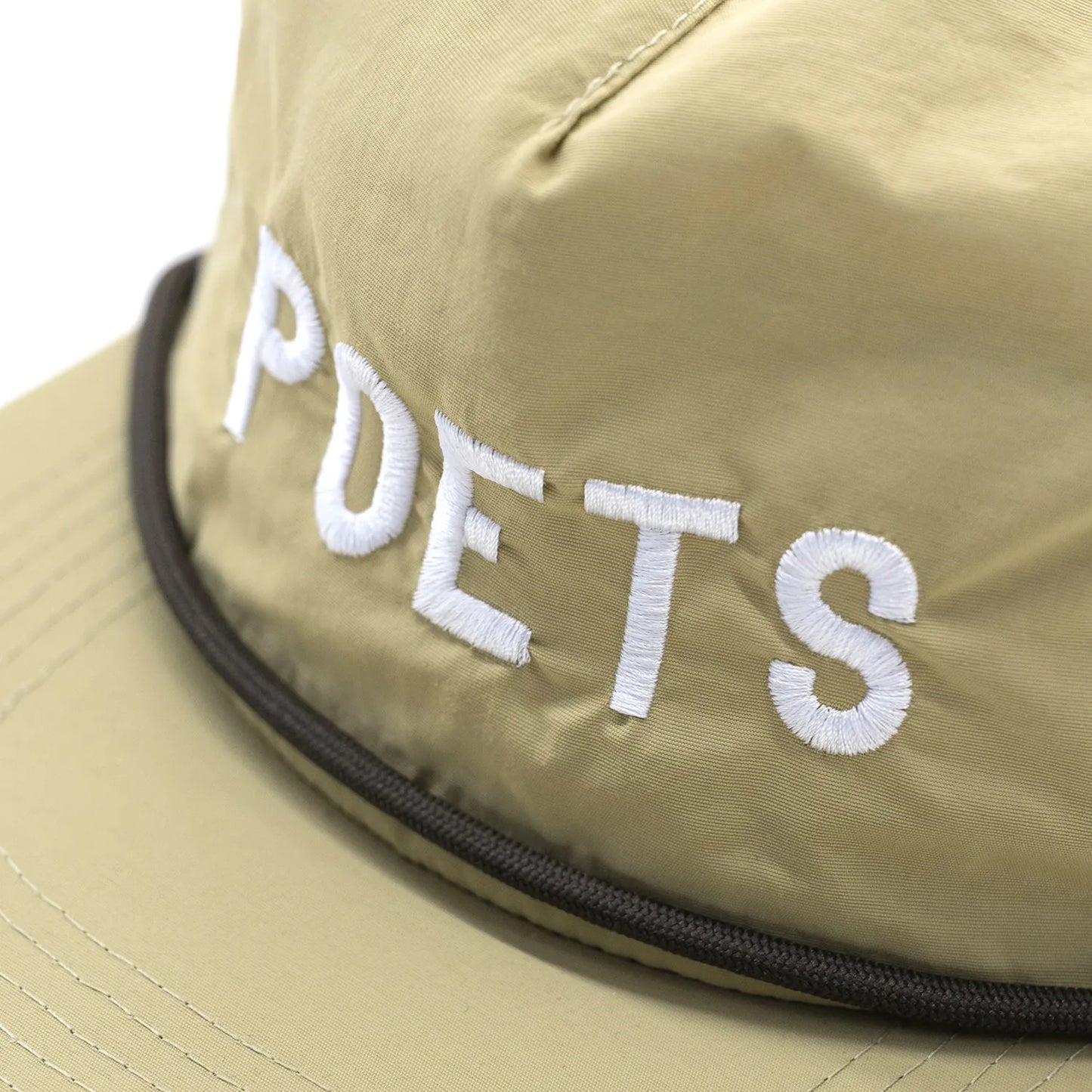 フロントに刺繍ロゴが入ったPOETS(ポエッツ)のナイロンキャップ「CAPPY CAP」のTANカラーのフロントデザインの写真