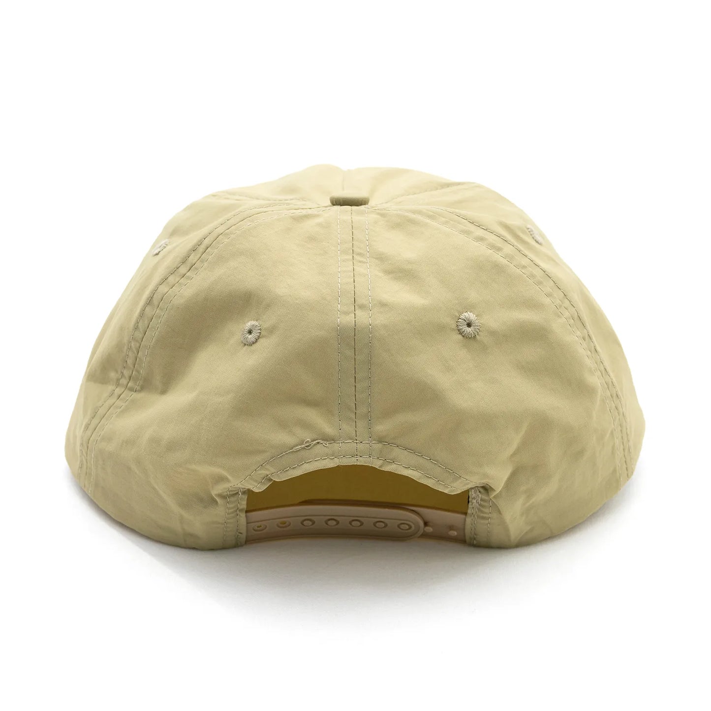 フロントに刺繍ロゴが入ったPOETS(ポエッツ)のナイロンキャップ「CAPPY CAP」のTANカラーの背面からの商品写真