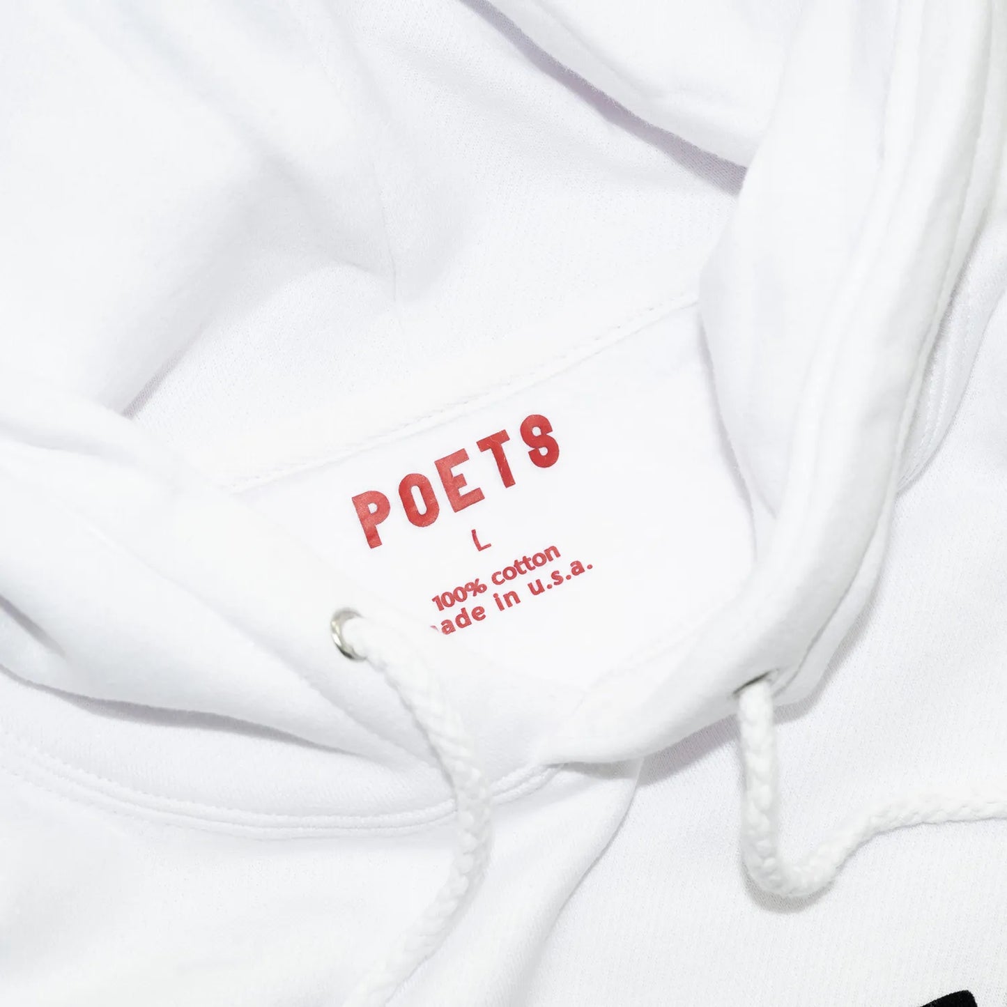 フロントにフェルト地のロゴデザインが入るPOETS(ポエッツ)のパーカー・フーディ「CUCKOO HOODIE」の「WHITE」カラーの襟部分の写真