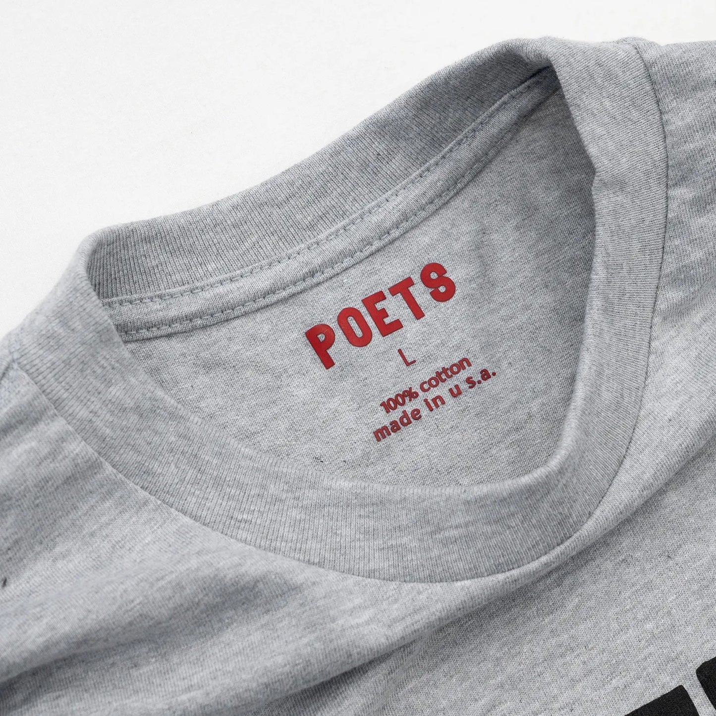 フロントにフェルト地のプリントデザインが入るPOETS(ポエッツ)のTシャツ「POETS CUCKOO TEE」の「HT GREY」カラーの襟部分の写真