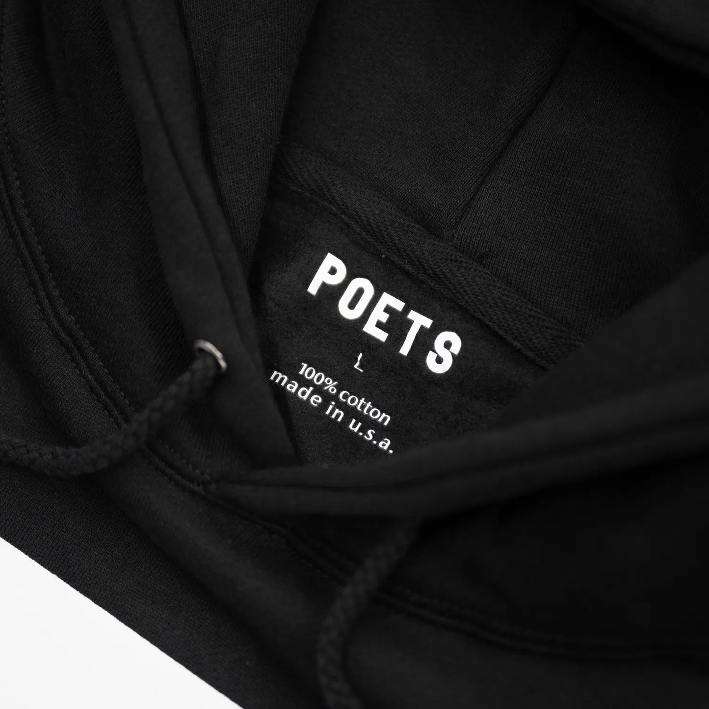 POETS(ポエッツ)のフロントに大きくデザインがフェルトプリントされた肉厚なパーカー「D&G SCREENED HOODIE」のBLACKカラーの襟元の写真