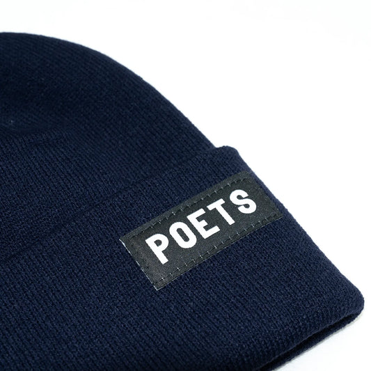 POETS(ポエッツ)の深めのビーニー「DORCUS BEANIE」のNAVYカラーのパッチデザインの写真