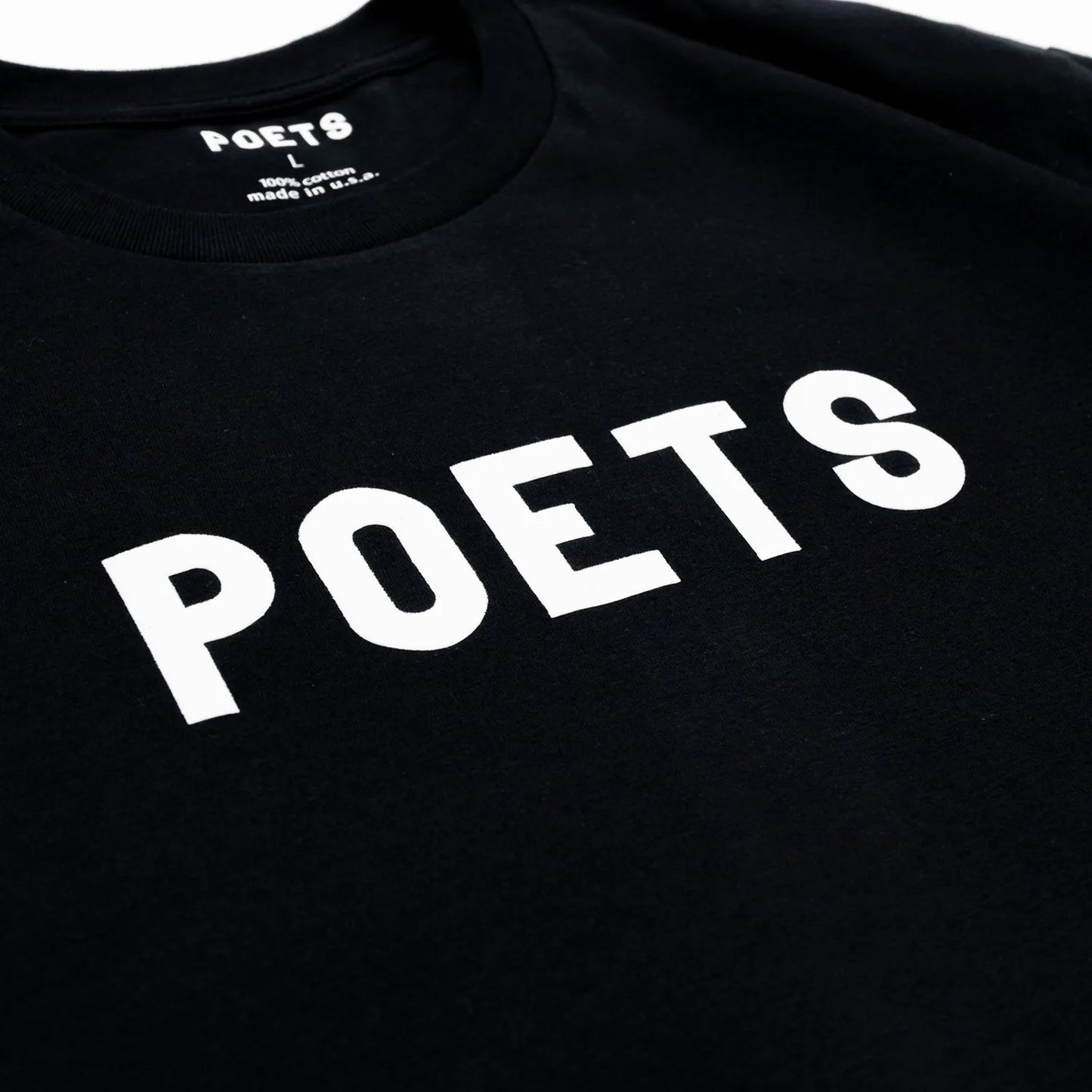 フロントにフェルト地のプリントデザインが入るPOETS(ポエッツ)のTシャツ「POETS OG POETS FLOCKED TEE」の「BLACK/WHITE」カラーのフロントデザインの写真