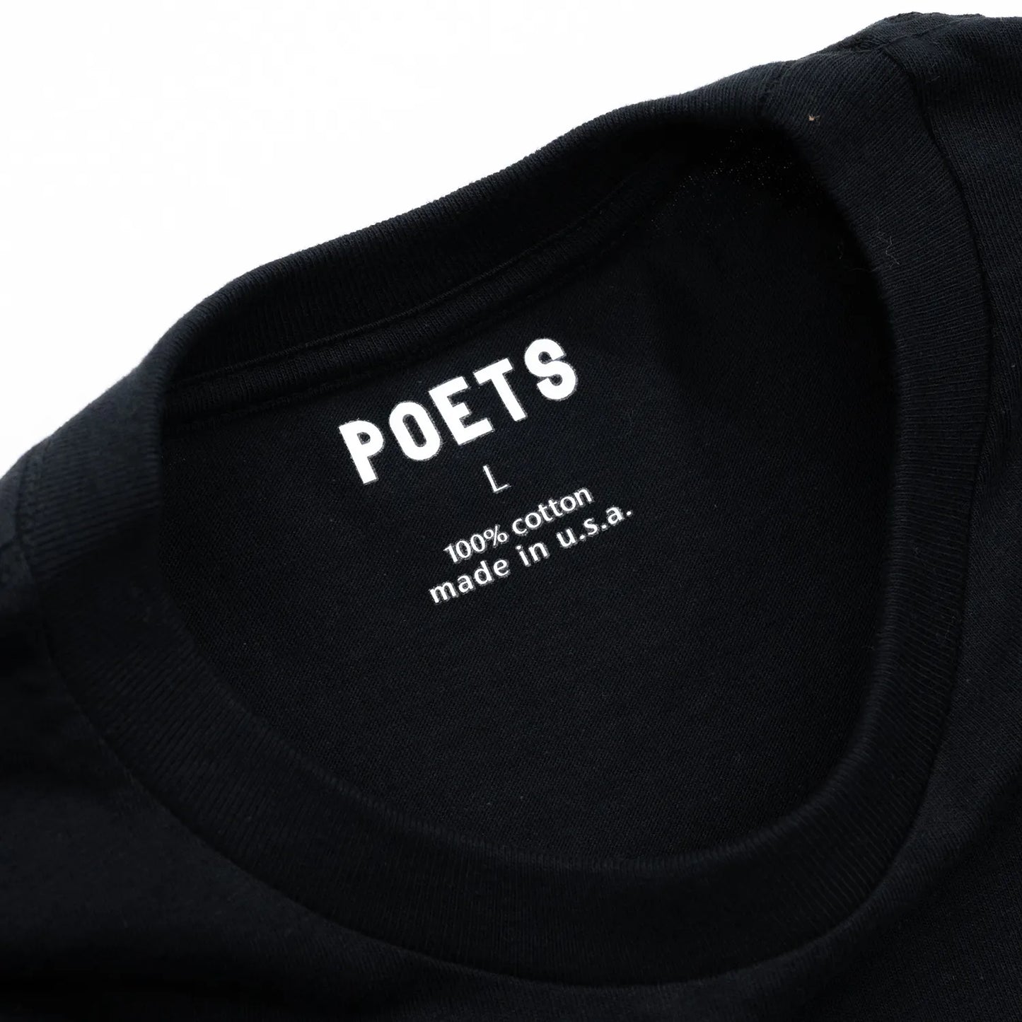 フロントにフェルト地のプリントデザインが入るPOETS(ポエッツ)のTシャツ「POETS OG POETS FLOCKED TEE」の「BLACK/WHITE」カラーの襟部分の写真