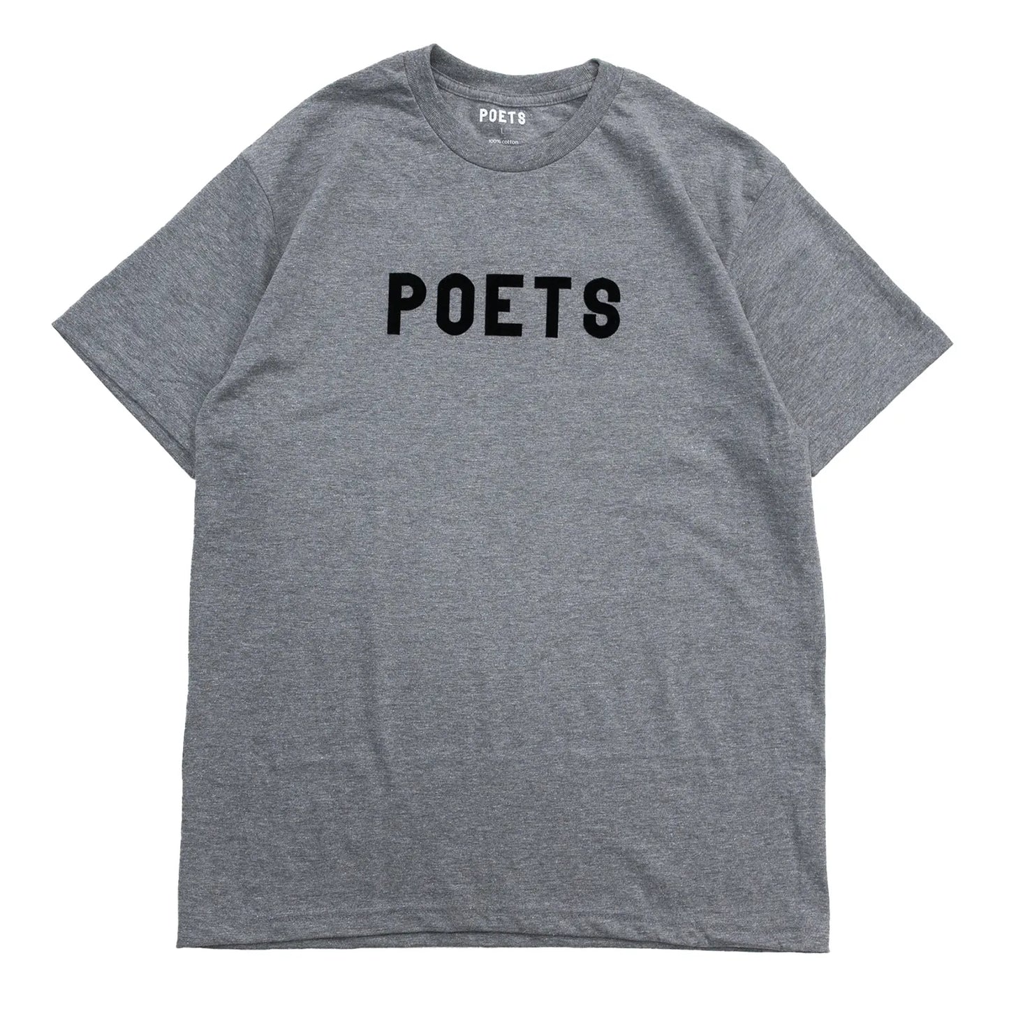 フロントにフェルト地のプリントデザインが入るPOETS(ポエッツ)のTシャツ「POETS OG POETS FLOCKED TEE」の「GRAPHITE/BLACK」カラーの正面からの商品写真