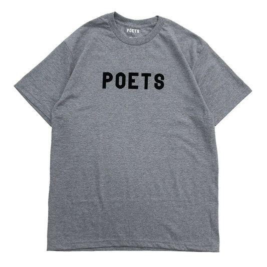 フロントにフェルト地のプリントデザインが入るPOETS(ポエッツ)のTシャツ「POETS OG POETS FLOCKED TEE」の「GRAPHITE/BLACK」カラーの正面からの商品写真
