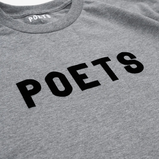 フロントにフェルト地のプリントデザインが入るPOETS(ポエッツ)のTシャツ「POETS OG POETS FLOCKED TEE」の「GRAPHITE/BLACK」カラーのフロントデザインの写真