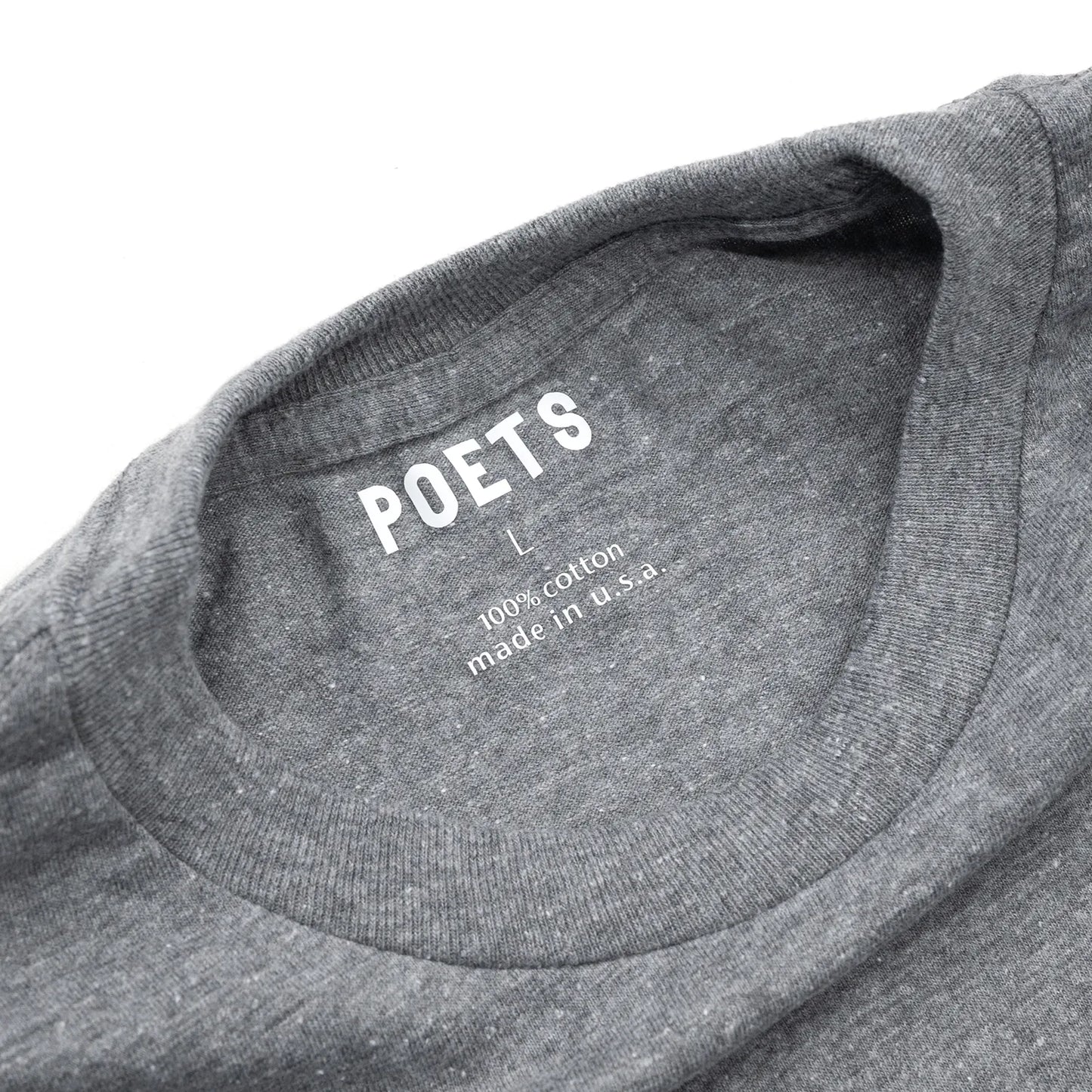 フロントにフェルト地のプリントデザインが入るPOETS(ポエッツ)のTシャツ「POETS OG POETS FLOCKED TEE」の「GRAPHITE/BLACK」カラーの襟部分の写真