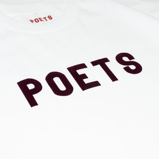 フロントにフェルト地のプリントデザインが入るPOETS(ポエッツ)のTシャツ「POETS OG POETS FLOCKED TEE」の「WHITE/BURGANDY」カラーのフロントデザインの写真