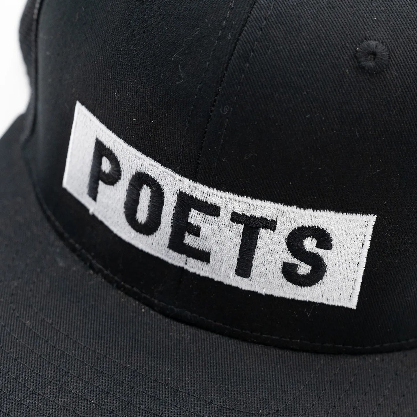 フロントにボックスロゴの刺繍がされたPOETS(ポエッツ)のトラッカーキャップ(メッシュキャップ)「LINCOLN TRUCKER CAP」のBLACKカラーのフロントデザインの写真