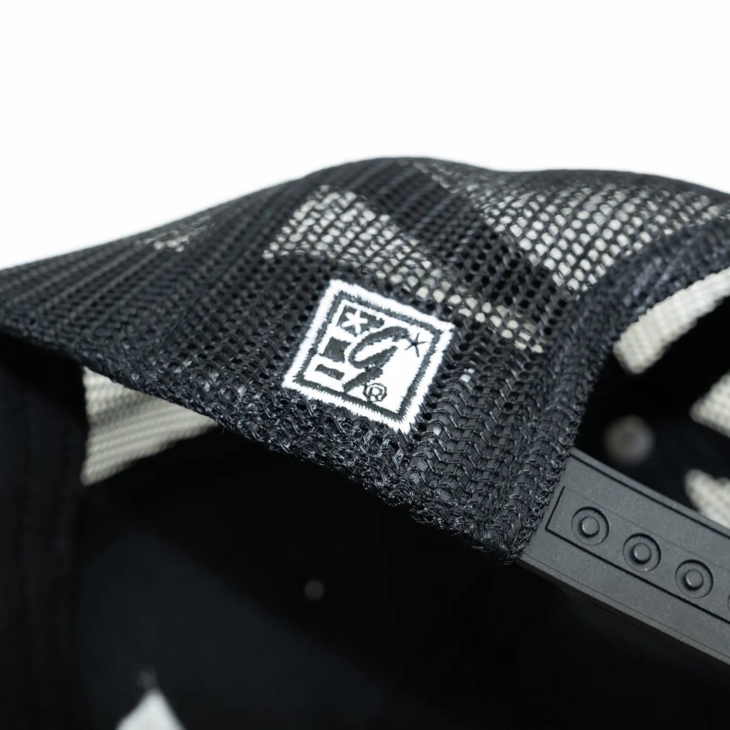 フロントにボックスロゴの刺繍がされたPOETS(ポエッツ)のトラッカーキャップ(メッシュキャップ)「LINCOLN TRUCKER CAP」のBLACKカラーの背面の刺繍デザイン写真
