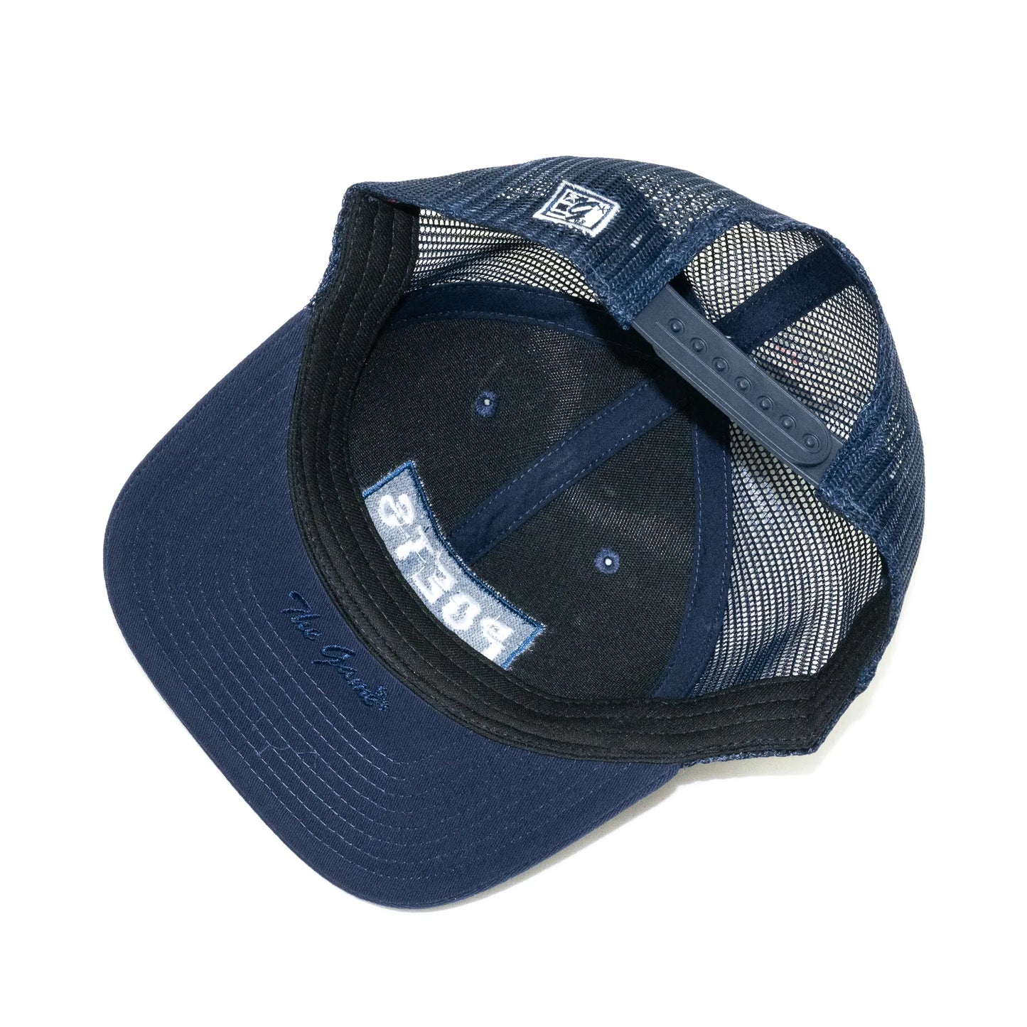 POETS(ポエッツ)のトラッカーメッシュキャップ「OG SPLIT TRUCKER CAP」のNAVYカラーの被り口の写真