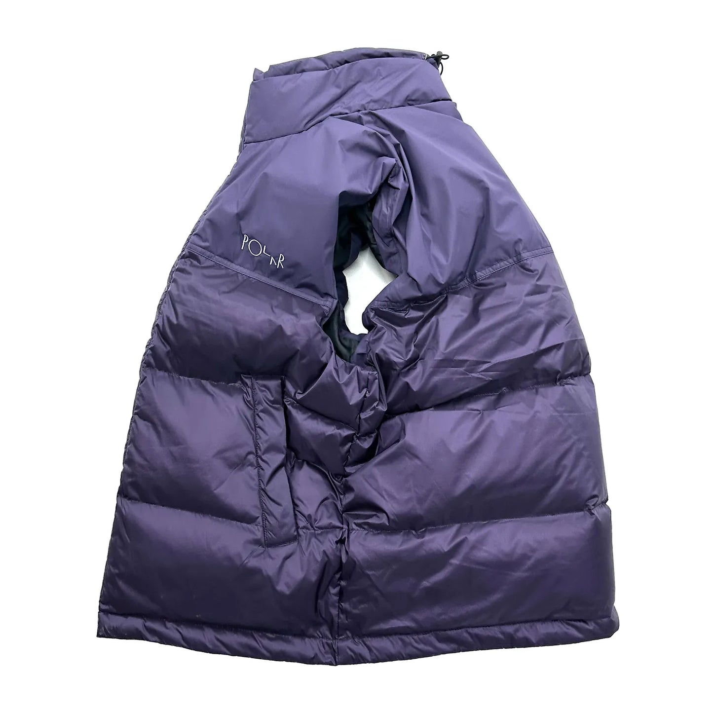 POLAR SKATE CO(ポーラースケート)の600フィルパワーのダウンベスト「BASIC PUFFER VEST」のDARK VIOLETカラーの側面からの写真