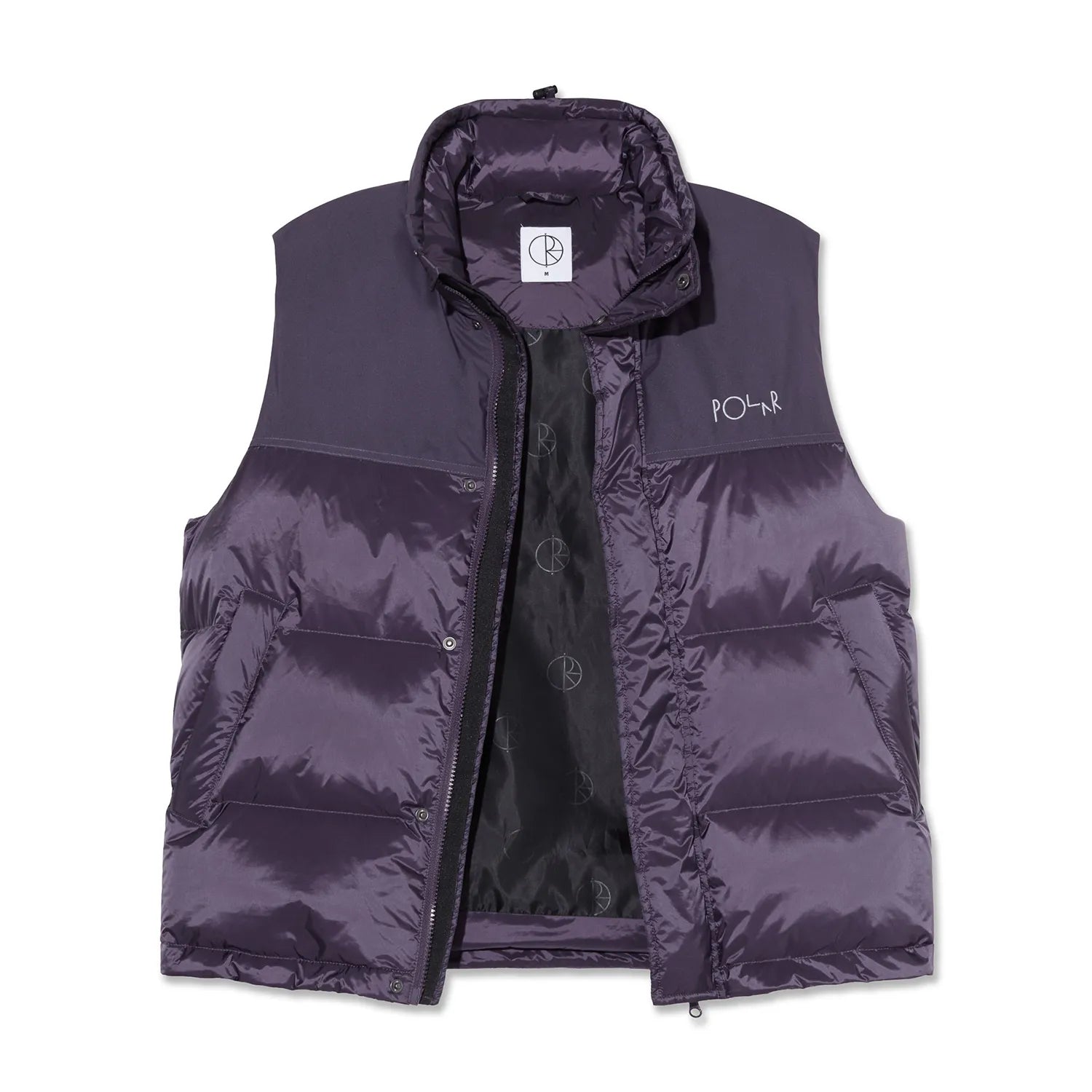 POLAR SKATE CO(ポーラースケート)の600フィルパワーのダウンベスト「BASIC PUFFER VEST」のDARK VIOLETカラーの正面からのフロントジップを開けた写真