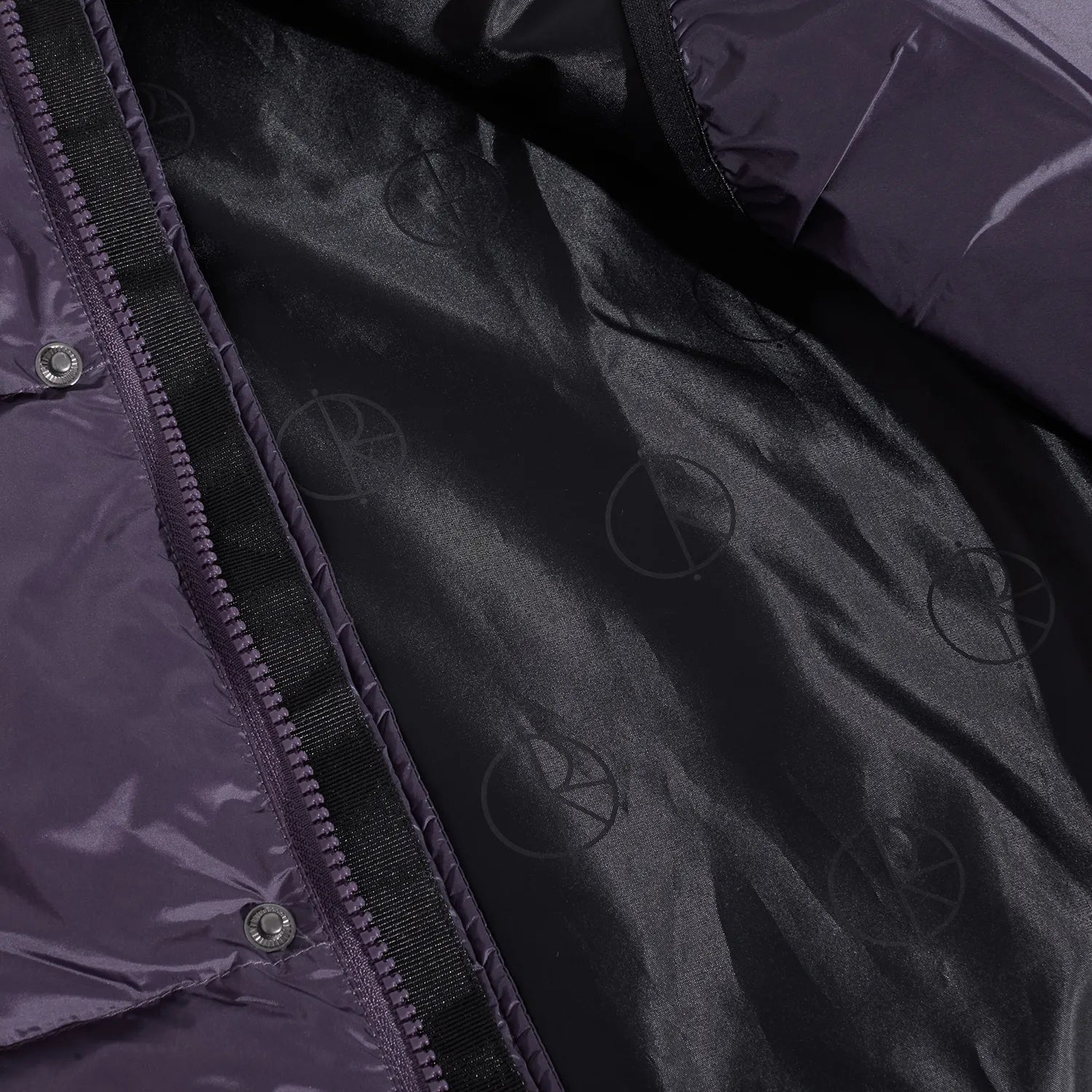 POLAR SKATE CO(ポーラースケート)の600フィルパワーのダウンベスト「BASIC PUFFER VEST」のDARK VIOLETカラーの裏生地の写真