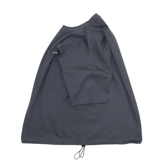 裾にドローコードがついたPrimeのTシャツ「PRIME GALLERY LOGO DRAWCORD TEE」のSUMI BLACKカラーの側面からの商品写真