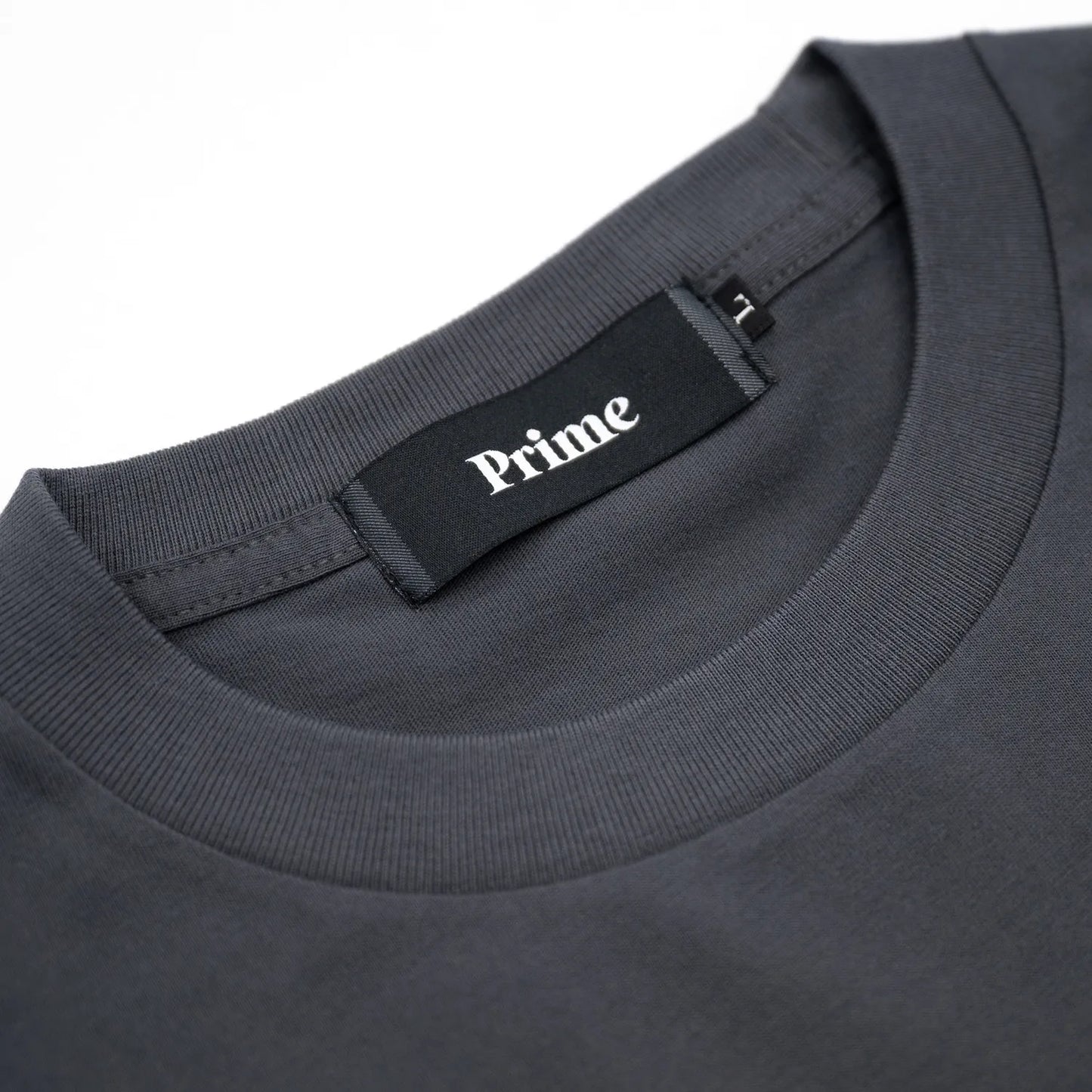 裾にドローコードがついたPrimeのTシャツ「PRIME GALLERY LOGO DRAWCORD TEE」のSUMI BLACKカラーの襟裏のブランドタグ