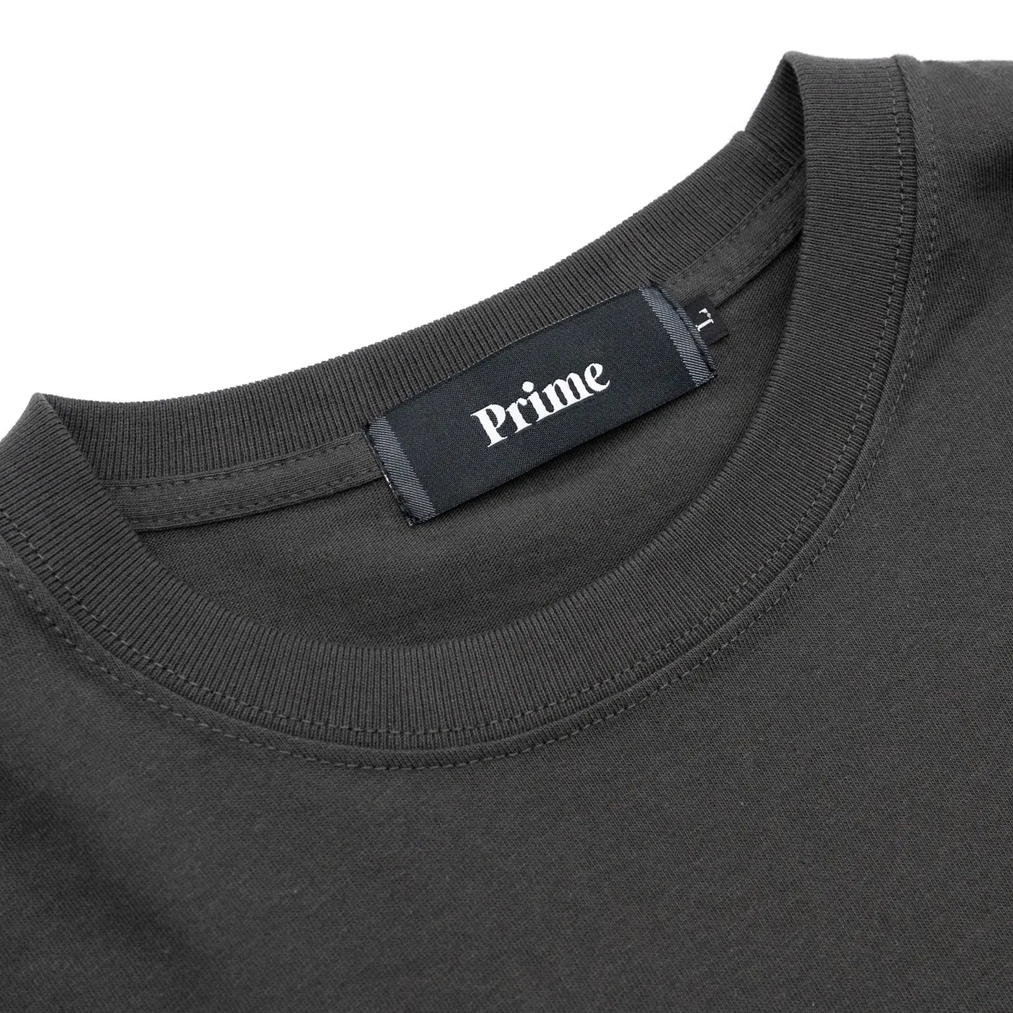 PrimeのロングスリーブTシャツ「PRIME GALLERY LOGO L/S TEE」のSUMI BLACKカラーの襟裏のブランドタグ