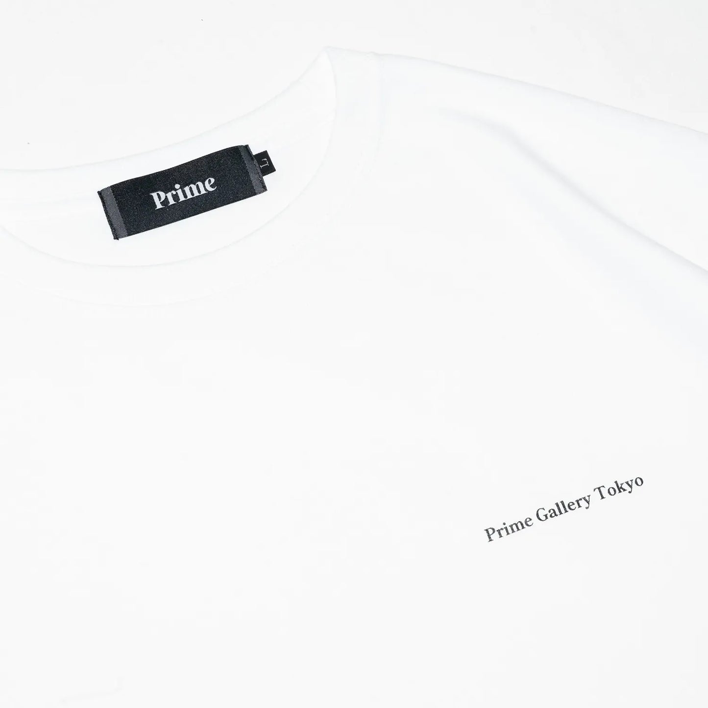 PrimeのWhiteカラーのTシャツ「Gallary Logo Tee」の襟元の写真