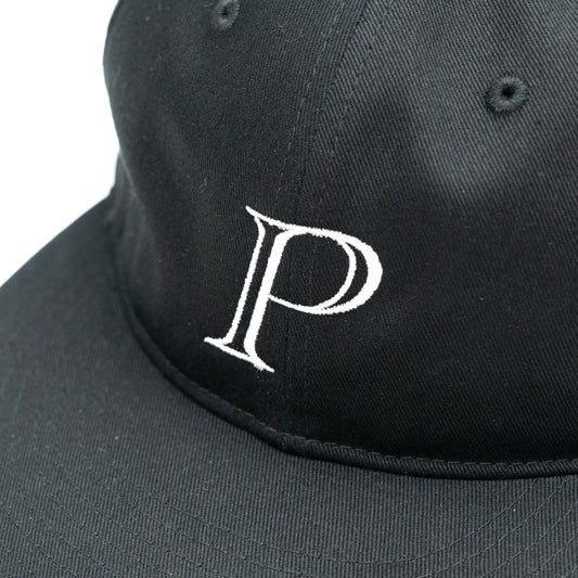 PRIMEのフロントにデザインが刺繍で入る6パネルキャップ「P LOGO 6PANEL CAP」のBLACKカラーの正面のデザイン写真