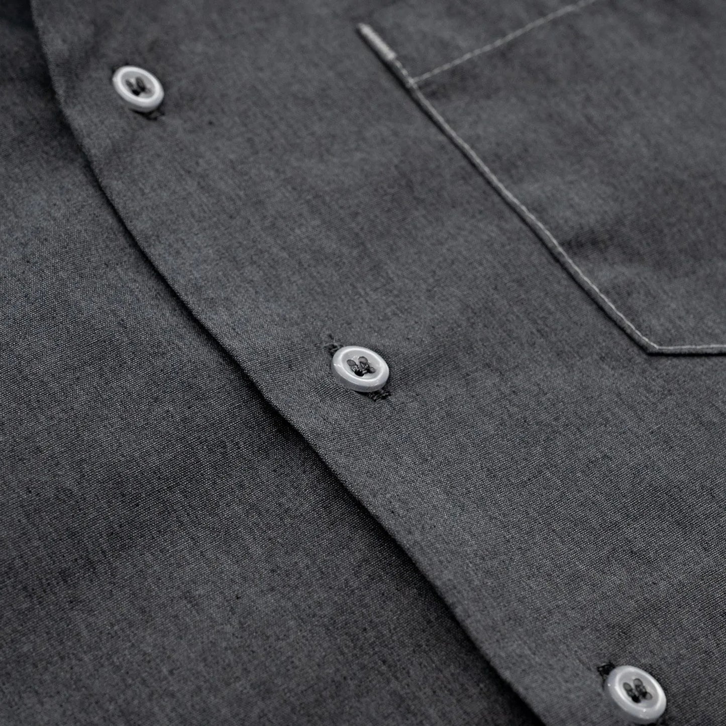 Primeがセレクトするビンテージウェア「PRIME VINTAGE」の「US MILITARY STAFF S/S SHIRTS」のGREYカラーのボタン部分の写真