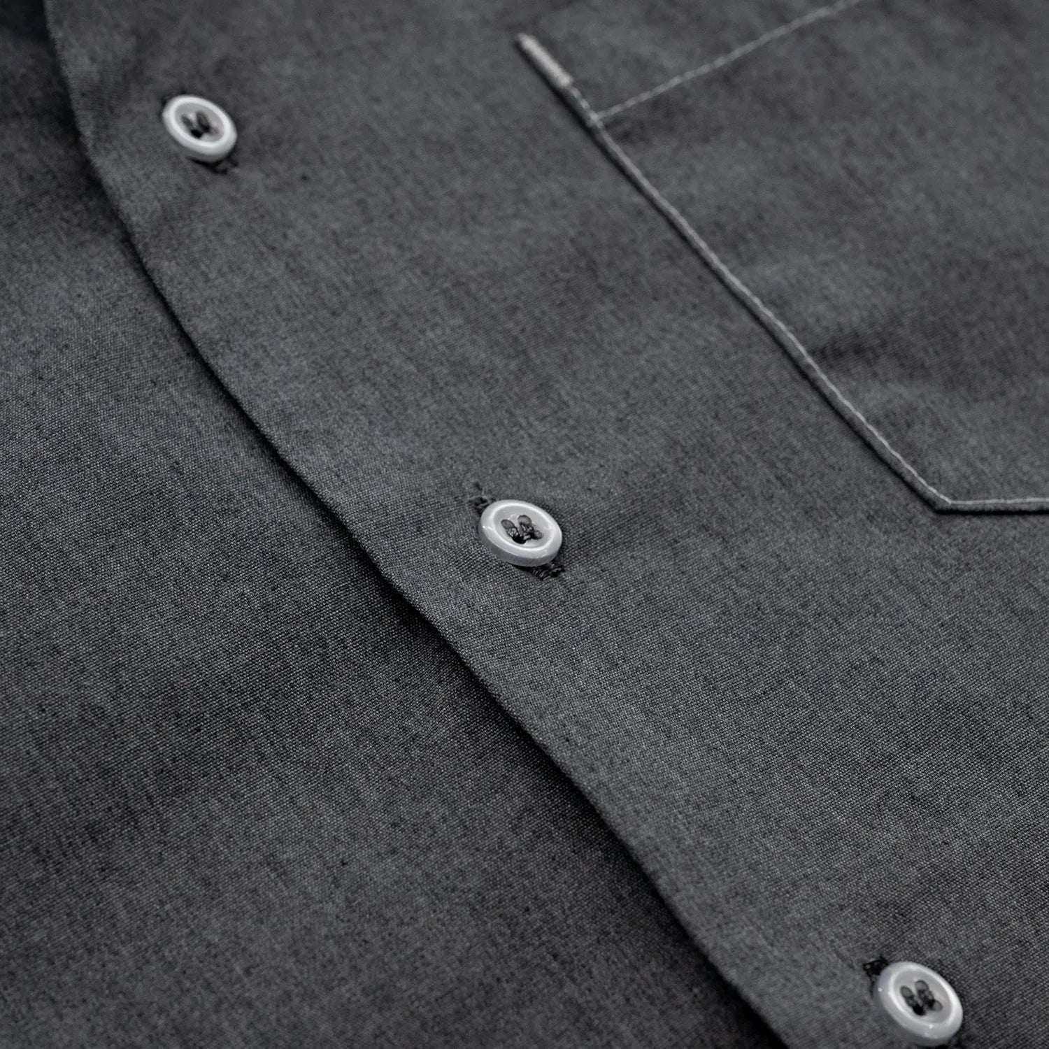 Primeがセレクトするビンテージウェア「PRIME VINTAGE」の「US MILITARY STAFF S/S SHIRTS」のGREYカラーのボタン部分の写真