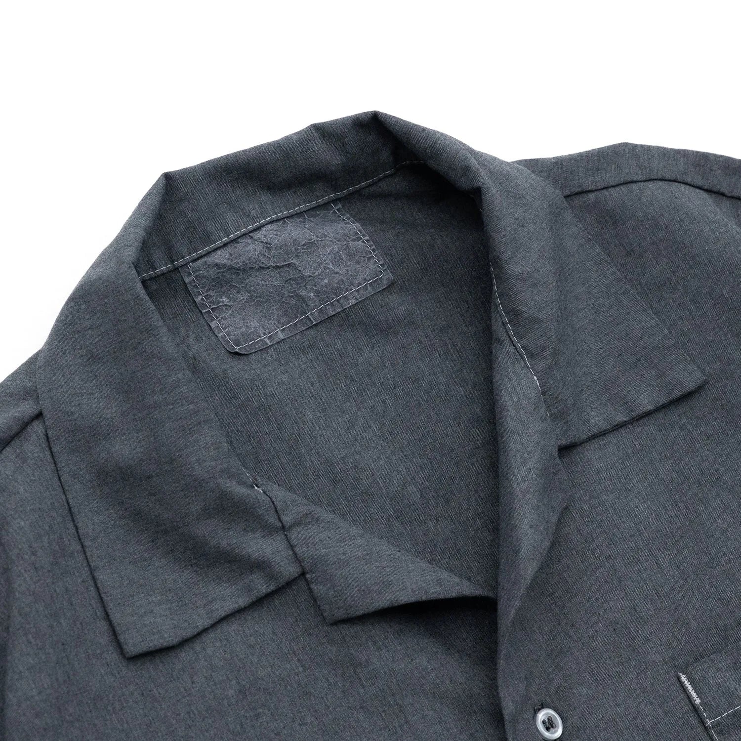 Primeがセレクトするビンテージウェア「PRIME VINTAGE」の「US MILITARY STAFF S/S SHIRTS」のGREYカラーの襟元の商品写真