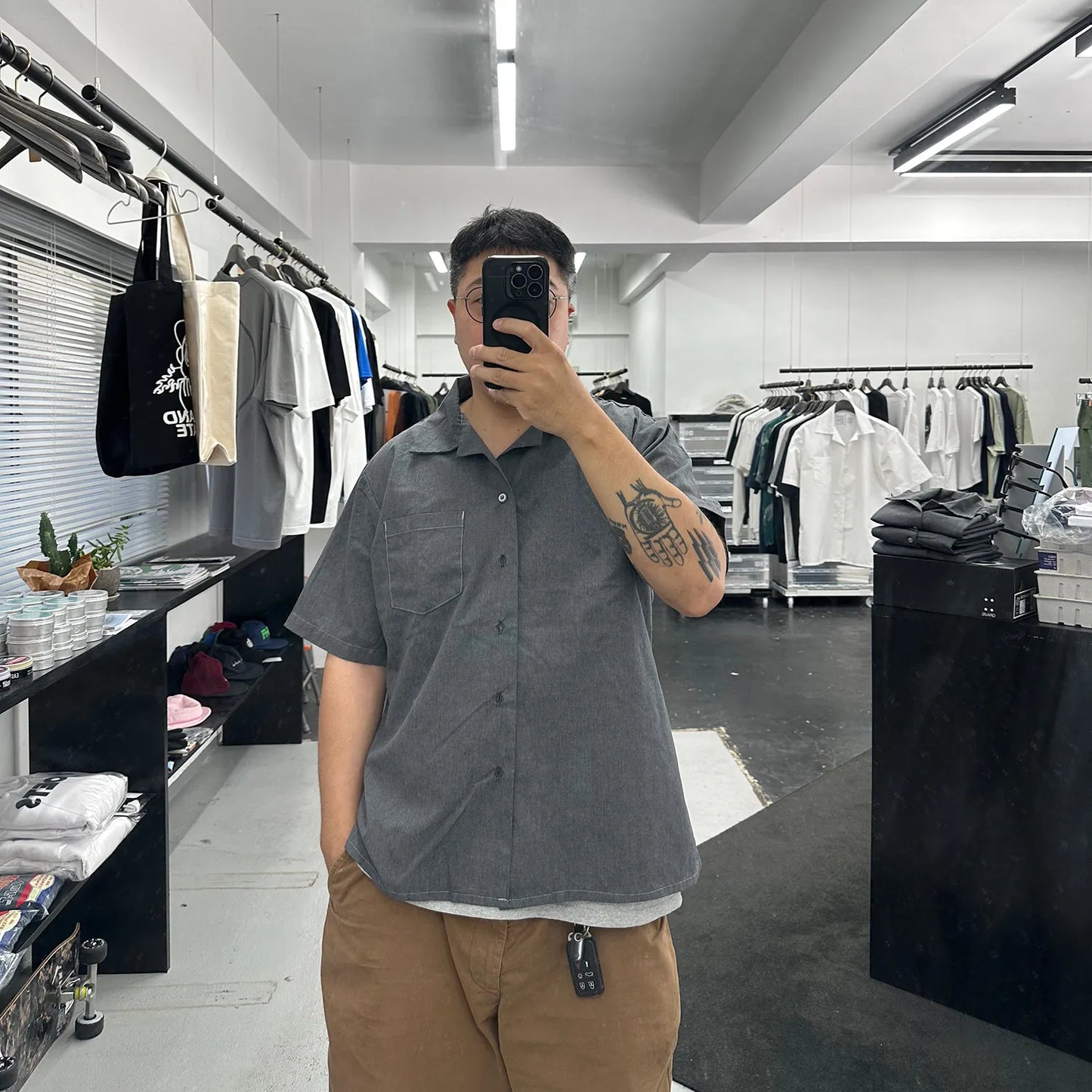 Primeがセレクトするビンテージウェア「PRIME VINTAGE」の「US MILITARY STAFF S/S SHIRTS」のGREYカラーの着用写真