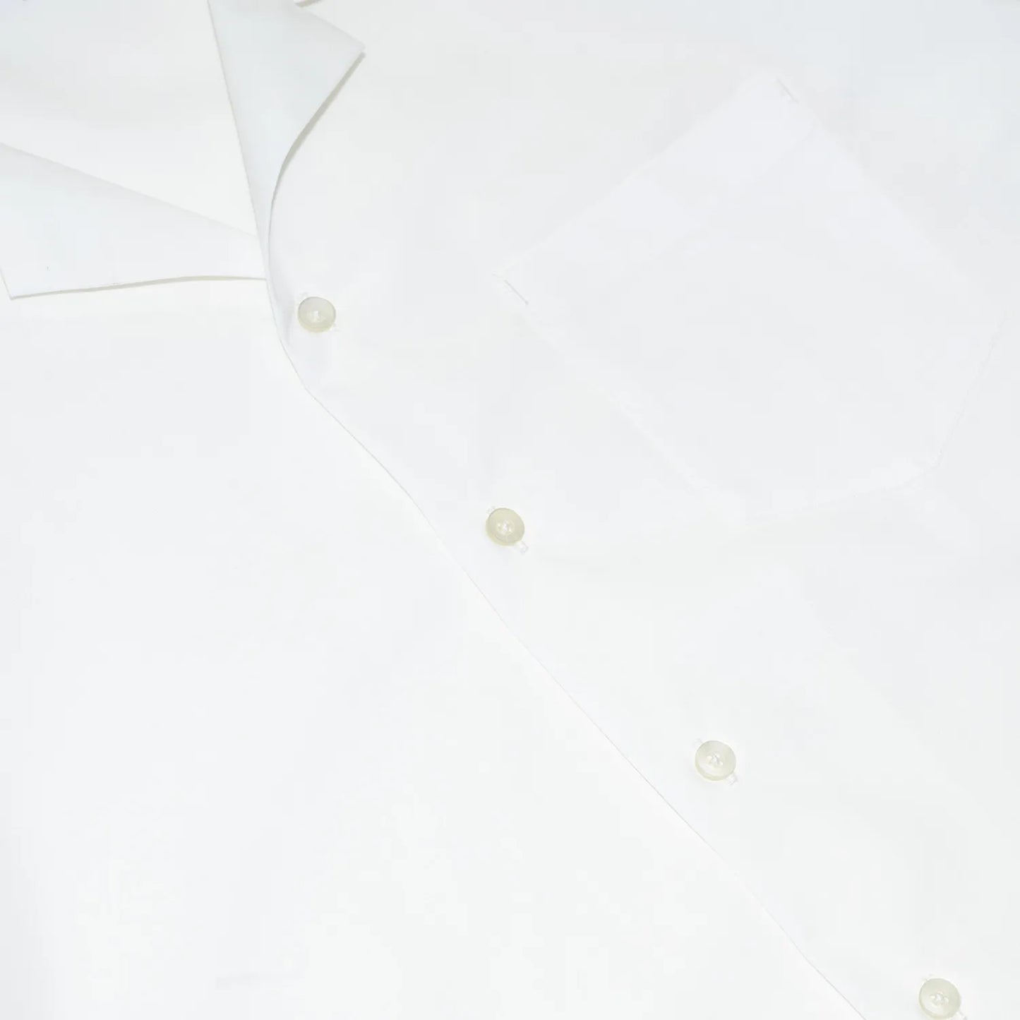 Primeがセレクトするビンテージウェア「PRIME VINTAGE」の「US MILITARY STAFF S/S SHIRTS」のWHITEカラーのボタン部分の写真
