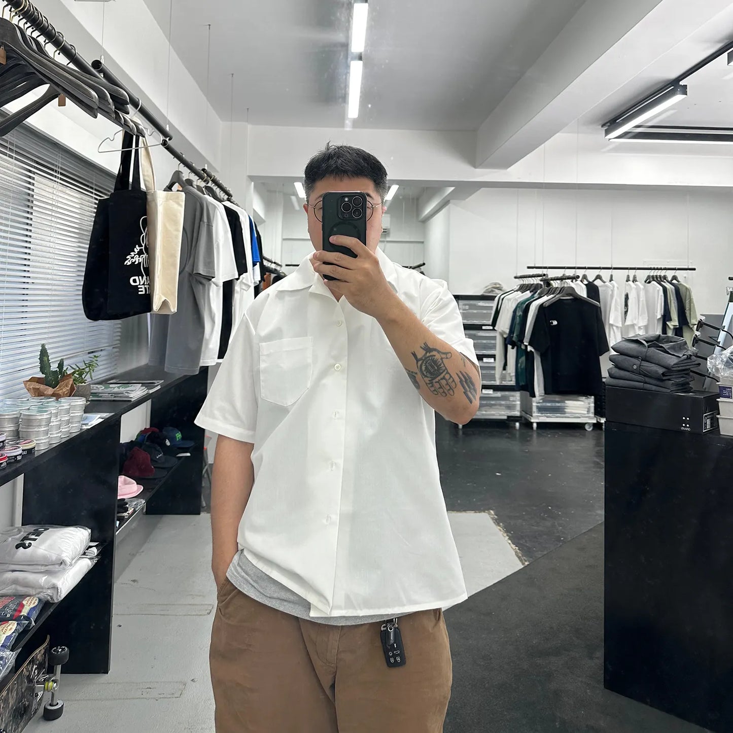 Primeがセレクトするビンテージウェア「PRIME VINTAGE」の「US MILITARY STAFF S/S SHIRTS」のWHITEカラーの着用写真