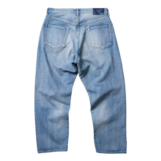 ビンテージウォッシュ加工が施された「Liberaiders(リベレイダース)」のデニムパンツ「LR LOOSE FIT DENIM PANTS HW (717072501) 」の背面からの商品写真。