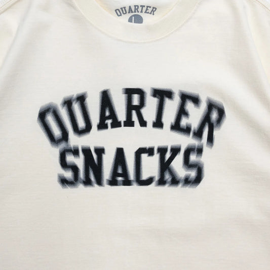 QUARTER SNACKS(クォータースナックス)のCREAMカラーのTシャツ「MOTION ARCH S/S TEE」の正面のデザイン写真