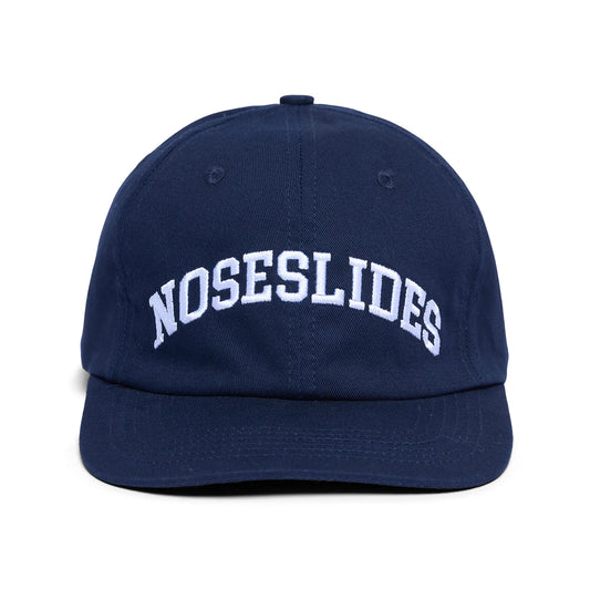 QUARTERSNACKS(クォータースナックス)の6パネルキャップ「NOSESLIDES CAP」のNAVYカラーの正面からの商品写真