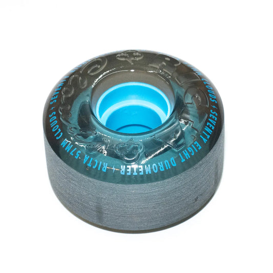 RICTA WHEELS(リクタウォール)のクルーザー・ソフトウィール「CLOUDS - 57MM / 78A」の「TRANSPARENT BLACK BLUEカラー」の接地面が見える角度からの商品写真