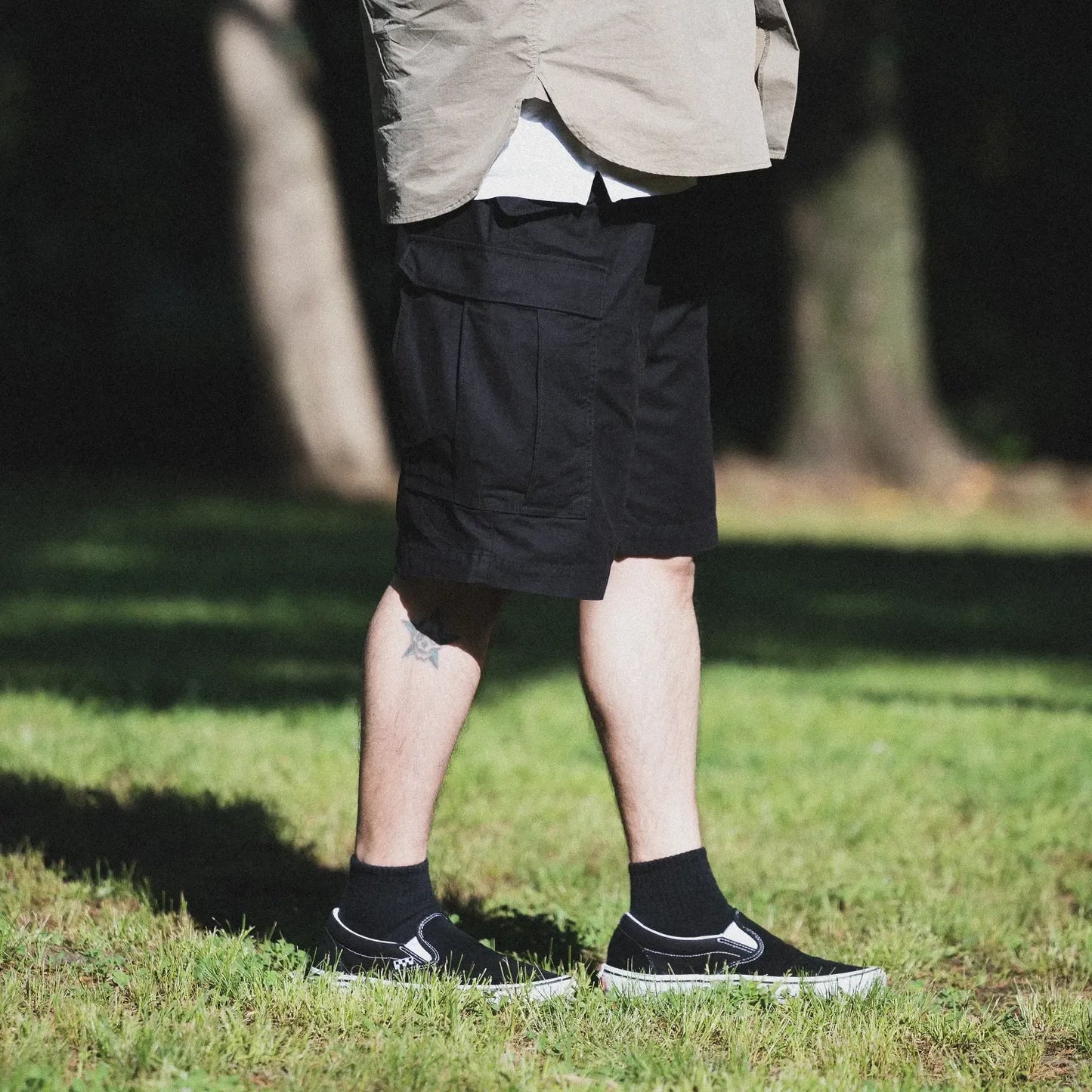 名作M-65をファットなシルエットにPrimeが理プロダクトした自信作「M-65 REMAKE CARGO SHORTS」の「BLACK」カラーの別角度からの着用写真