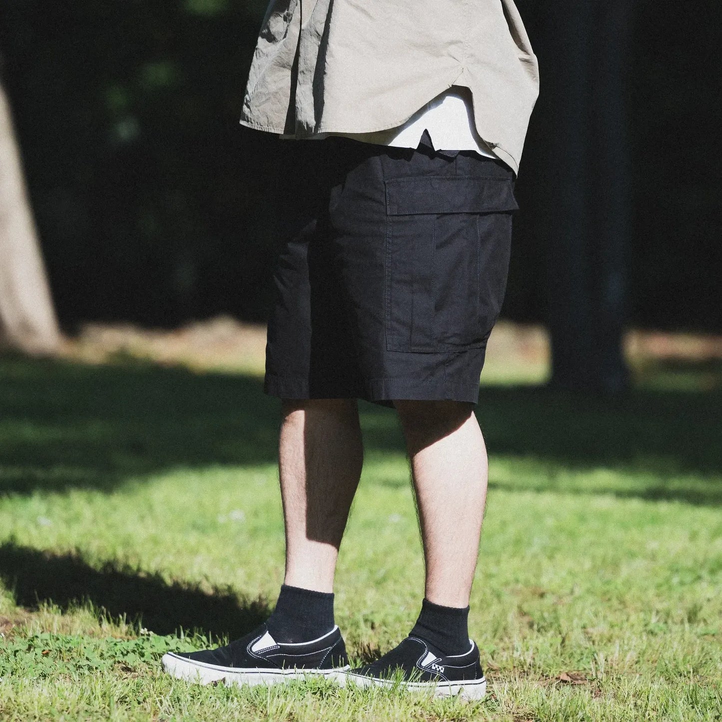 名作M-65をファットなシルエットにPrimeが理プロダクトした自信作「M-65 REMAKE CARGO SHORTS」の「BLACK」カラーの着用写真