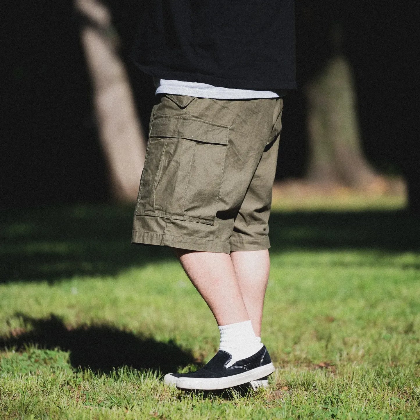 名作M-65をファットなシルエットにPrimeが理プロダクトした自信作「M-65 REMAKE CARGO SHORTS」の「OLIVE DRAB」カラーの別角度からの着用写真