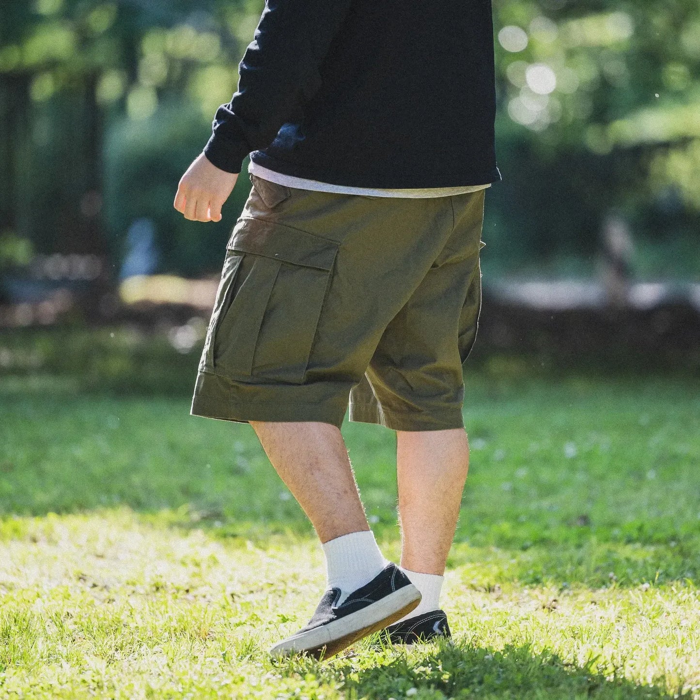 名作M-65をファットなシルエットにPrimeが理プロダクトした自信作「M-65 REMAKE CARGO SHORTS」の「OLIVE DRAB」カラーの斜め後ろからの着用写真