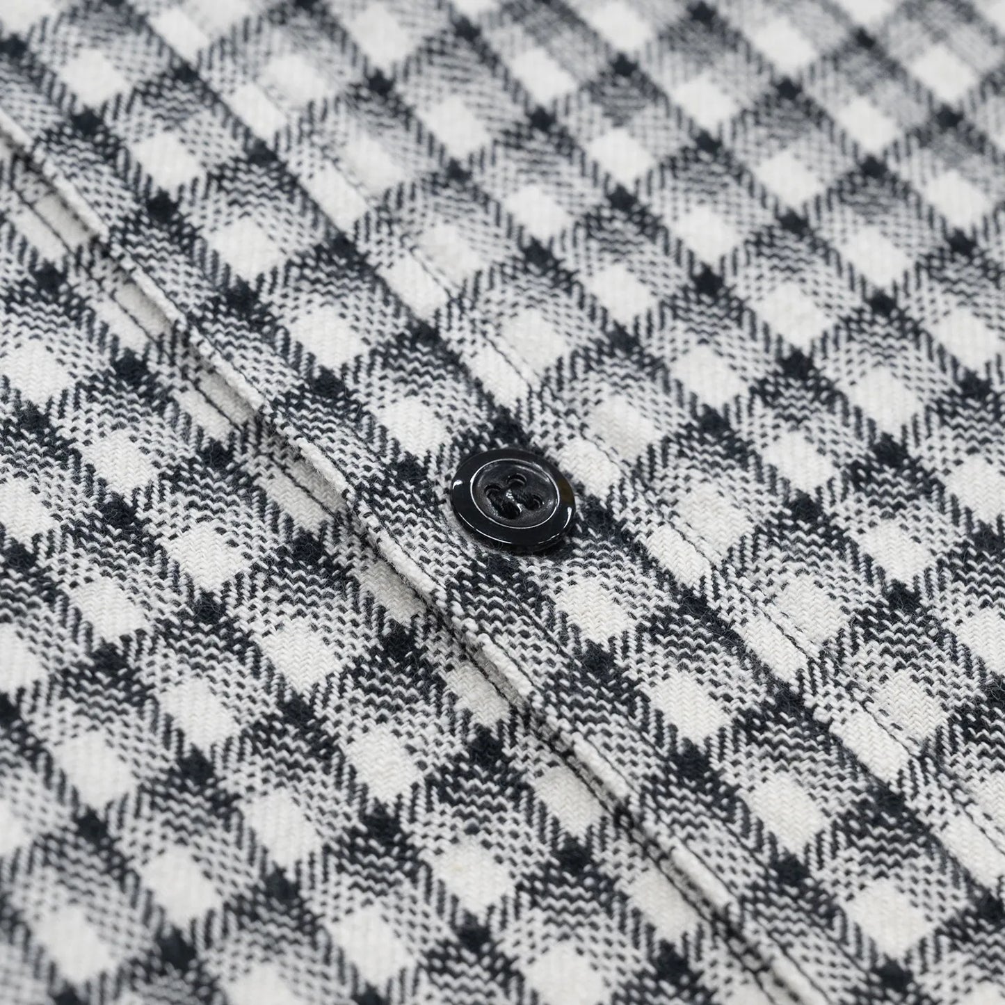 SUGER CANE(シュガーケーン)の細かい格子柄のワークシャツ「SMALL PLAID L/S WORK SHIRTS」の「OFF WHITEカラー」のボタンの写真