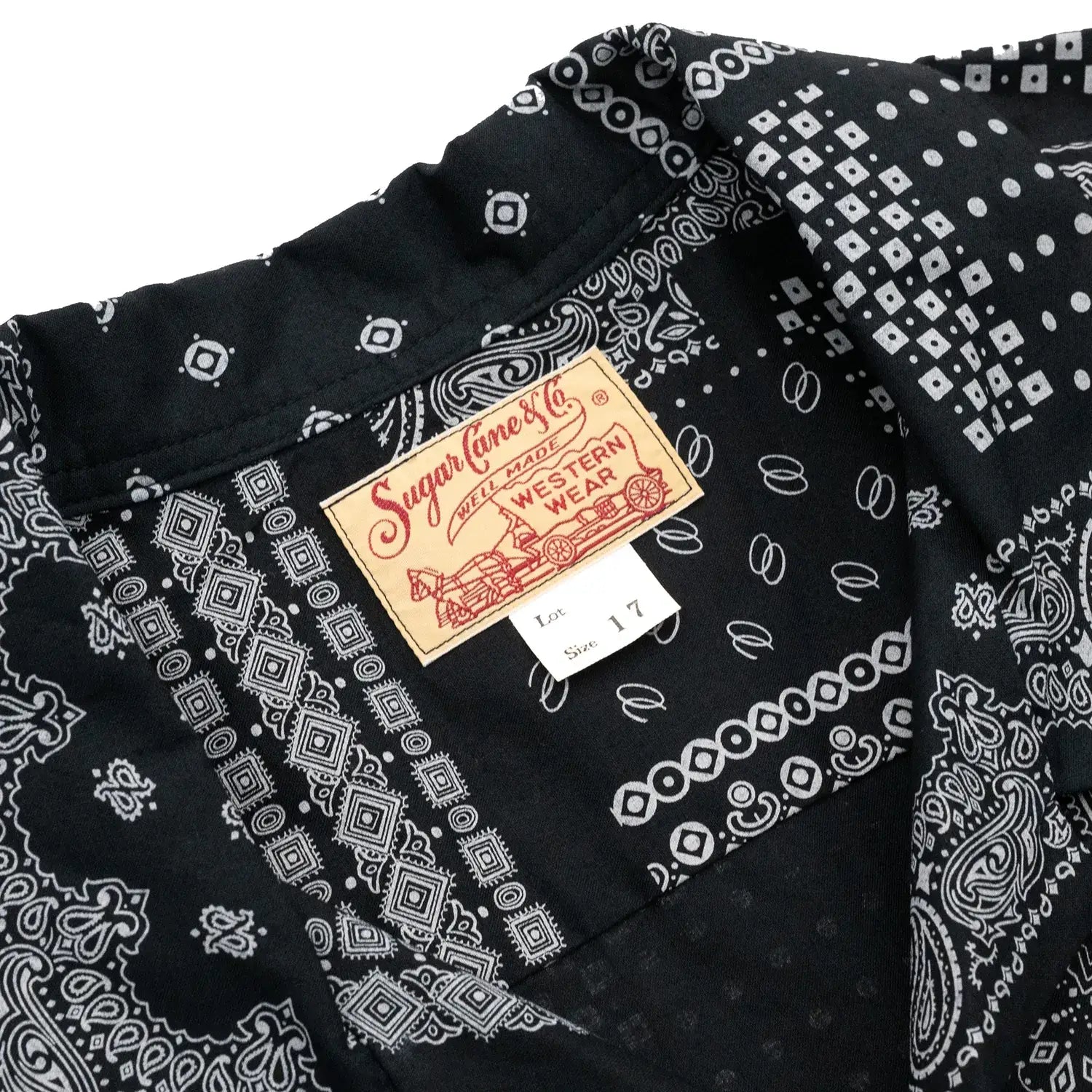 「SUGER CANE」ヴィンテージのバンダナの柄を散りばめてパッチワーク風総柄プリントシャツ「NATIVE AMERICAN BANDANA PATCHWORK PRINT OPEN SHIRT」のBLACKカラーの襟部分の写真